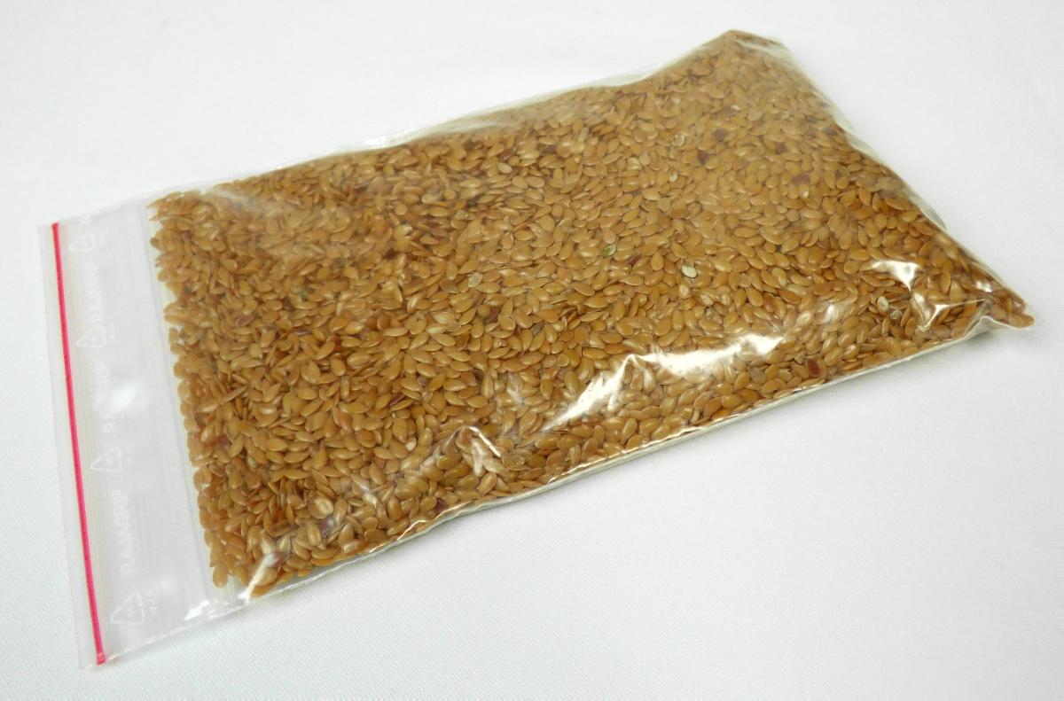Nach den Antragsangaben handelt es sich um ganze, trockene hellbraun-goldgelbe, flach-ovale Samen von der Flachspflanze (Gemeiner Lein, Linum usitatissimum). Die Leinsamen wurden lediglich getrocknet. Eine weitergehende, über die Position 1204 hinausgehende Be- oder Verarbeitung haben die Samen nicht erfahren. Die Samen sind nicht zur Aussaat bestimmt.
Die Ware wird in Säcken mit 22,68 kg und 25 kg Inhalt verpackt.

Zolltarifrechtlich handelt es sich um "Leinsamen, nicht zur Aussaat".