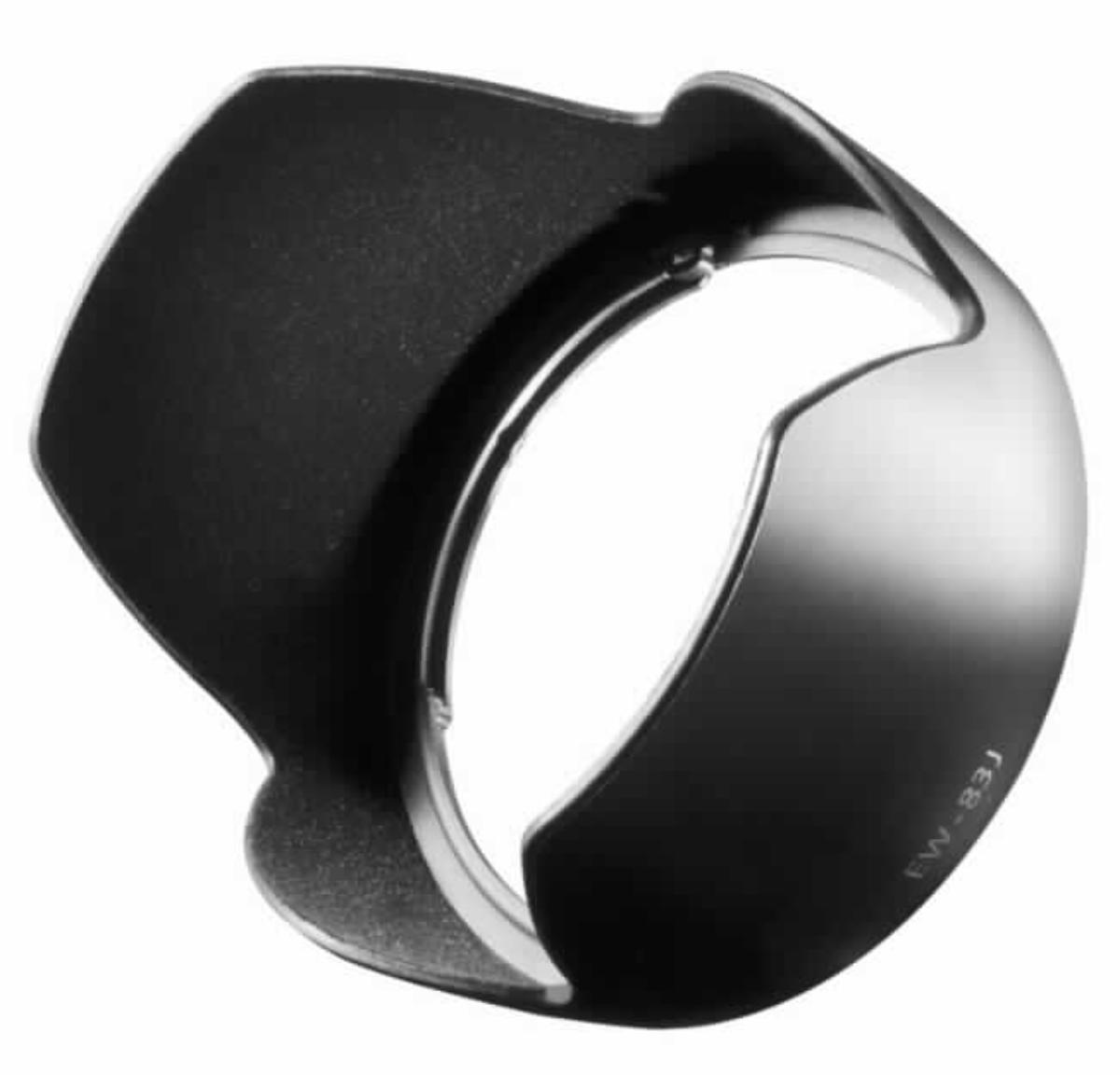 Sog. Walimex Gegenlichtblende EW83J, im Wesentlichen bestehend aus einem Ring aus Kunststoff mit Bajonettanschluss, dessen Rand wellenförmig gearbeitet und innenseitig mit einem Veloursstoff überzogen ist, um einfallendes Streulicht zu absorbieren. Die Blende ist speziell für Objektive der Canon-EF-S-Serie (nicht Gegenstand dieser vZTA-Entscheidung) konzipiert und kann umgekehrt auch als Objektivschutz verwendet werden.
Äußere Form: siehe Abbildung in der Anlage.
Die Ware ist in einem Blister verpackt und dient zur Vermeidung von störendem Streulichteinfall bei Fotoauf-nahmen.

Die Ware wird als "Zubehör, erkennbar hauptsächlich bestimmt für Objektive für Kameras, die nicht von den Unterpositionen (TARIC) 9002 1100 15 bis 9002 1100 85 erfasst werden" eingereiht.