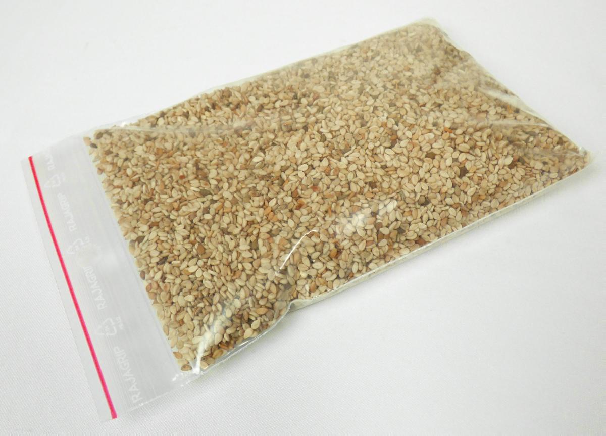 Nach den Angaben der Antragstellerin handelt es sich um flache, tropfenförmige, ganze, ungeschälte, beige und hellbraune Sesamsamen (Sesamum indicum) mit einer Länge von ca. 2,5 - 3 mm und einer maximalen Breite von ca. 2 mm ohne weitere Zusätze. Die Sesamsamen finden als Lebensmittel Verwendung und sind nicht zur Aussaat bestimmt.

Die Sesamsamen sind in Säcke (Füllmenge pro Sack 25 kg) und Bigbag (Füllmenge pro Bigbag 1000 und 1200 kg) abgepackt.

Zolltarifrechtlich handelt es sich um "andere Ölsamen als in den Positionen 1201 bis 1206 genannt, Sesamsamen, nicht zur Aussaat".