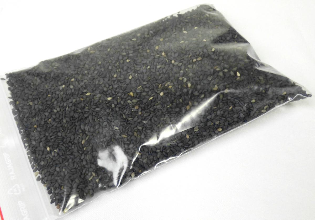 Nach den Angaben der Antragstellerin handelt es sich um flache, tropfenförmige, ganze, ungeschälte, dunkle und schwarze Sesamsamen (Sesamum indicum) mit einer Länge von ca. 2,5 - 3 mm und einer maximalen Breite von ca. 2 mm ohne weitere Zusätze. Die Sesamsamen finden als Lebensmittel Verwendung und sind nicht zur Aussaat bestimmt.

Die Sesamsamen sind in Säcke (Füllmenge pro Sack 25 kg) abgepackt.

Zolltarifrechtlich handelt es sich um "andere Ölsamen als in den Positionen 1201 bis 1206 genannt, Sesamsamen, nicht zur Aussaat".