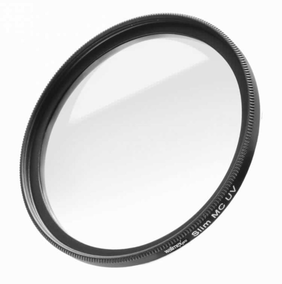 Sog. Walimex pro UV-Filter slim MC 49 mm, in Form eines runden, in einem Metallrahmen mit zusätzlichem Frontgewinde gefassten, UV-Licht absorbierenden, mehrschichtvergüteten Filter aus optisch bearbeitetem, planparallel geschliffenem Filterglas. Der Durchmesser beträgt 49 mm, die Höhe 6 mm, das Gewicht 15 g.
Äußere Form: siehe Abbildung in der Anlage. 
Der UV-Filter wurde für die Landschaftsfotografie entwickelt und wird auf ein Foto-Objektiv (nicht Gegenstand dieser vZTA-Entscheidung) geschraubt. Er blockiert ultraviolettes Licht, macht Fernsichten möglich, weil der sog. Dunst gemildert wird. Der Bildeindruck vermittelt dadurch sattere Farben und eine höhere Schärfe. Durch das zusätzliche Frontgewinde sind weitere Filter kombinierbar.
Das Erzeugnis ist in einer passenden, für die dauerhafte Aufbewahrung geeigneten Schutzhülle verpackt.

Die Ware wird als "optisches Element, aus Stoffen aller Art, für Instrumente und Geräte, gefasst, nicht aus nicht optisch bearbeiteten Glas, Filter" eingereiht.