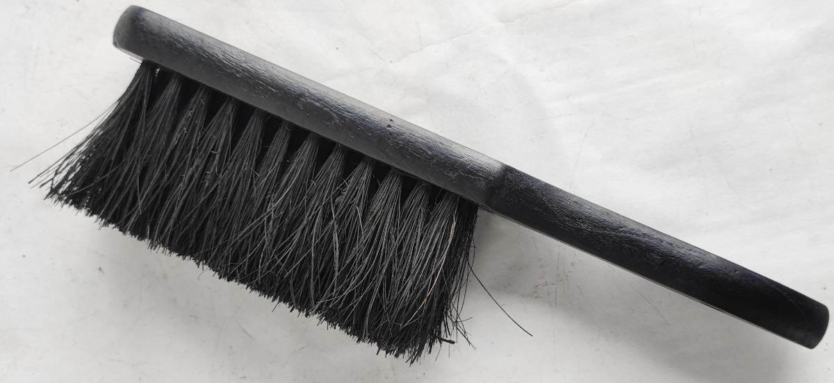 Es handelt sich bei dem sog. "BLACK OAK Asche Handfeger" um einen ca. 27 x 5 cm großen Handfeger, im Wesentlichen bestehend aus einem Holzgriff sowie einer Fassung aus Holz mit Einzugsmaterial in Form von Borstenbüscheln aus Kunststoff.

Der Handfeger dient zum Kehren im Haushalt.

Er ist als "andere als zuvor von der Position 9603 erfasste Bürste, kein mechanischer Fußbodenkehrer, Bürstenware für die Straßen- und Haushaltsreinigung" einzureihen.