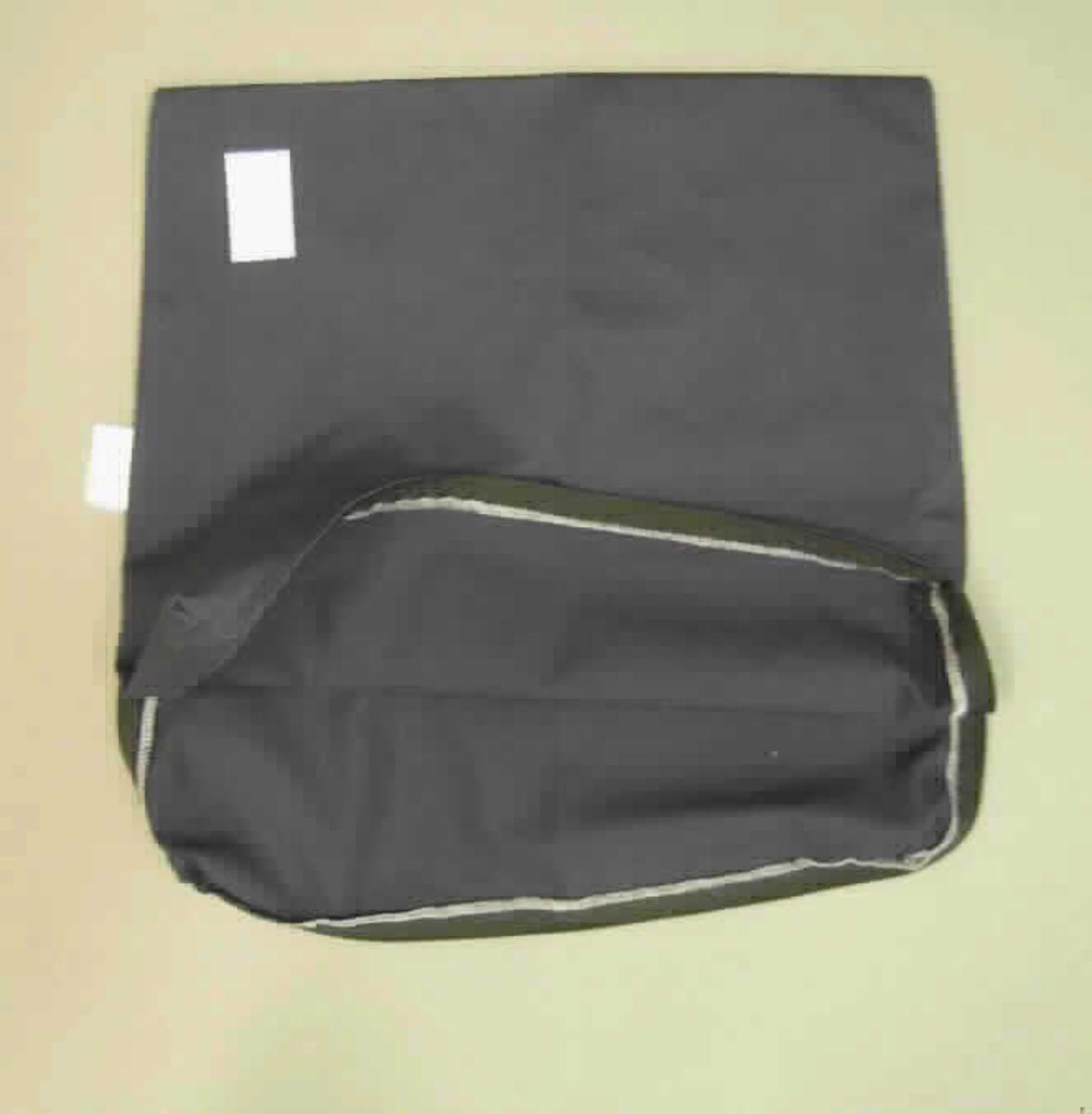 Bettwäsche, sog. Bezug für Keilkissen, Foto siehe Anlage,
- lt. Antrag:
-- der Form eines Keils entsprechend gearbeitet, mit einer Länge und Breite von ca. 38 cm und einer maximalen 
   Höhe von ca. 7 cm,
-- aus ca. 0,4 mm dicken, einfarbigen Geweben aus 100 % Baumwolle,
-- mit einer seitlichen Öffnung mit Reißverschluss zum Einstecken des Schaumstoffpolsters, 
-- durch Zusammennähen konfektioniert,
-- ungefüttert und ohne Polsterung oder Füllung (somit keine Ware der Position 9404), 
-- dient als Bezug für ein Keilkissen; wird üblicherweise gewaschen.

"Bettwäsche aus Spinnstoffen, aus Geweben, nicht bedruckt, aus Baumwolle"