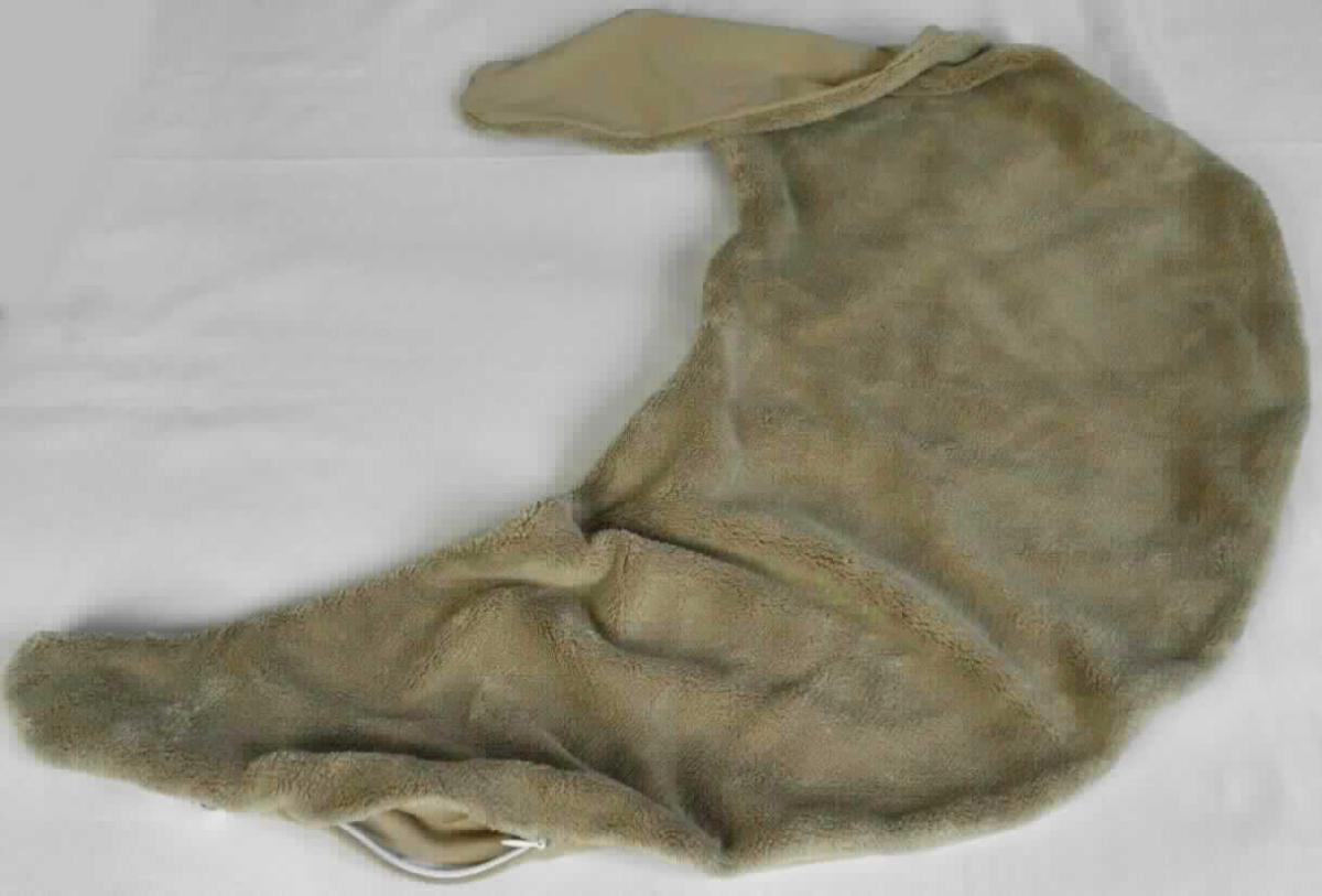 Andere Ware zur Innenausstattung, sog. Kisseninlett, Plüschmond Kissen unbefüllt, Foto siehe Anlage,
- lt. Antrag:
-- sichelförmig, mit abgerundeten Enden; in den Abmessungen ca. 140 cm x 27 cm,
-- aus ca. 4,5 mm dicken, einfarbigen Plüschgewirken (Oberseite) und aus ca. 0,6 mm dicken, einfarbigen, glatten
   Gewirken (Unterseite); beide Gewirke aus 100 % synthetischen Chemiefasern,
-- durch Zusammennähen konfektioniert,
-- an einer Längsseite mit einer ca. 10 cm langen Öffnung mit Reißverschluss und einem ca. 5 cm langen 
   Gewirkeschlauch zum Einbringen der Füllung (lose Polystyrolperlen),
-- soll in gefülltem Zustand als Multifunktionskissen (z. B. als Still- oder Sofakissen) verwendet werden,
-- ohne Polsterung oder Füllung, u.a. deshalb keine Ware der Position 9404,
-- stellt sich nach dem Verwendungszweck (direkte Füllung mit losem Material, somit u. a. kein Bezug für ein 
   Kissen) nicht als Bettwäsche der Position 6302 dar,
-- wird ohne einen zusätzlichen Bezug verwendet und stellt sich als Ware zur Innenausstattung dar, damit keine 
   Ware der Position 6307.

"Andere Ware zur Innenausstattung (unbefülltes Kissen), aus Spinnstoffen, keine Ware der Position 9404, aus
 Gewirken"