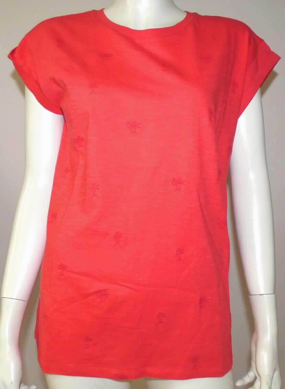 Bluse, sog. T-Shirt Rundhals, Art. 24969702587, Größe M, Foto siehe Anlage,
- mit einem Vorderteil aus einer Stickerei der Position 5810, mit einem Stickgrund aus ca. 0,6 mm dicken, 
  einfarbigen Gewirken aus laut Antrag 100 % Baumwolle,
- mit einem Rückenteil sowie Ärmeln aus den o. g. Gewirken des Stickgrundes,
- über die Taille reichend (Rückenlänge: ca. 65 cm),
- mit einem runden Halsausschnitt mit einer Randeinfassung,
- ohne Öffnung und ohne Verschluss,
- ohne Hinweise auf den Trägerkreis (unisex),
- mit sehr kurzen Ärmeln (sog. überschnittene Schultern),
- am unteren Rand durch Umschlagen und Festnähen gesäumt,
- im Hinblick auf das äußere Erscheinungsbild und den Wert bestimmt die Stickerei den Charakter der Ware.

"Bluse, aus Stickereien, für Frauen, aus Baumwolle, nicht nach dem Batikverfahren handbedruckt"