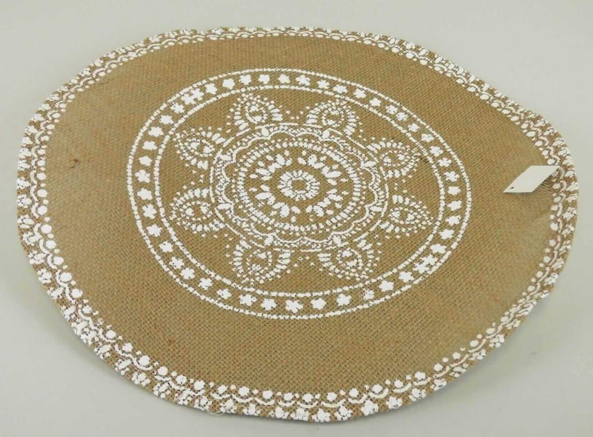 Platzmatte, sog. Platzset "Mandala", Art. 27035, Foto siehe Anlage,
- rund, laut Antrag mit einem Durchmesser von ca. 38 cm,
- aus ca. 1,3 mm dicken, bedruckten Geweben aus laut Antrag 100 % Leinen (= Flachs, pflanzlicher Spinnstoff 
  des Kapitels 53),
- am Rand durch Umschlagen und Festnähen gesäumt (somit konfektioniert),
- wird insbesondere wegen der Art und Steifheit des Materials üblicherweise nicht gewaschen und kennzeichnet
  sich aufgrund des Verwendungszwecks als Ware zur Innenausstattung (somit keine Tischwäsche der Position 
  6302).

"Andere Ware zur Innenausstattung (Platzmatte), aus Spinnstoffen, keine Ware der Position 9404, andere als in den Unterpositionen 6304 11 bis 6304 91 genannte, aus Flachs"
