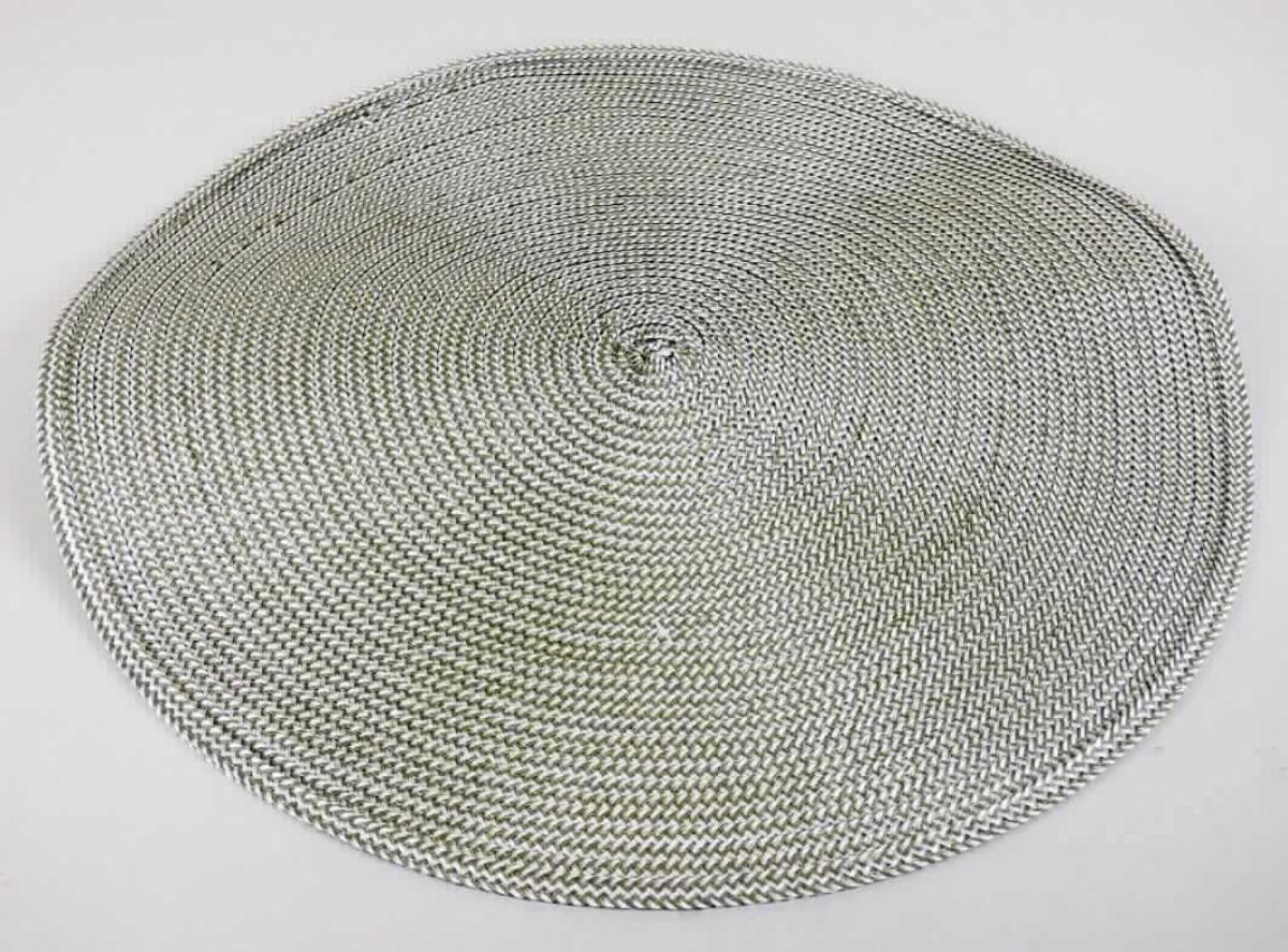 Platzmatte, sog. Platzset "Twist", Art. 27040, Foto siehe Anlage,
- rund, laut Antrag mit einem Durchmesser von ca. 38 cm,
- aus einem ca. 0,8 mm breiten, bandförmigen Geflecht aus verschiedenen, einfarbigen Streifen aus synthetischer
  Spinnmasse (laut Antrag Polypropylen), mit einer augenscheinlichen Streifenbreite von weniger als 5 mm (damit
  keine Ware des Kapitels 39) und Garnen aus augenscheinlich synthetischen Chemiefasern,
- spiralförmig, teilweise überlappend zusammengenäht (somit konfektioniert),
- wird insbesondere wegen der Art des Geflechts und der Steifheit des Materials üblicherweise nicht gewaschen
  und kennzeichnet sich aufgrund des Verwendungszwecks als Ware zur Innenausstattung (somit keine Tisch-
  wäsche der Position 6302),
- insbesondere im Hinblick auf den Umfang verleihen die Streifen aus synthetischer Spinnmasse der Ware ihren
  wesentlichen Charakter.

"Andere Ware zur Innenausstattung (Platzmatte), aus Spinnstoffen, keine Ware der Position 9404, aus einem Geflecht aus Streifen aus synthetischer Spinnmasse"