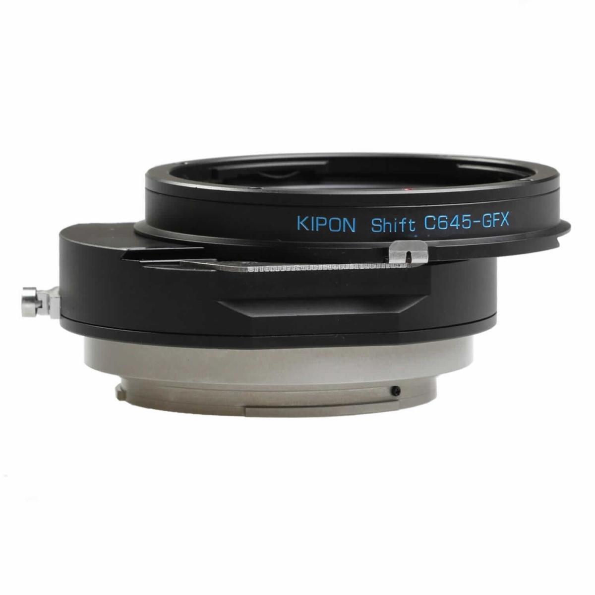 Tilt/Shift-Adapter, sog. Kipon Shift Adapter für Contax 645 auf Fuji GFX, Art.-Nr. 22345, im Wesentlichen bestehend aus einem Metall - Adapterring mit Bajonettanschluss und einem Gegenanschluss für Mittelformat-Systemkameras.
Äußere Form: siehe Abbildung in der Anlage.
Der präzise gefertigte Adapter rastet im Bajonettanschluss der Kamera ein. Der Anschluss zwischen Adapter, Kamera und Objektiv ist mechanisch, es erfolgt keine elektronische Datenübertragung. Blende, Fokussierung etc. werden manuell eingestellt, die Scharfstellung ins Unendliche ist möglich. Die Shift-Funktion minimiert jegliche Verzerrungen, die entstehen können, wenn Objekte als Winkel betrachtet werden. Der Adapterring dient als Anschlussstück zwischen "Contax 645" Objektiven und "Fuji GFX" Kameras.

Die Ware wird als "Zubehör, erkennbar hauptsächlich bestimmt für Objektive für Kameras, die nicht von den Unterpositionen (TARIC) 9002 1100 15 bis 9002 1100 85 erfasst werden" eingereiht.