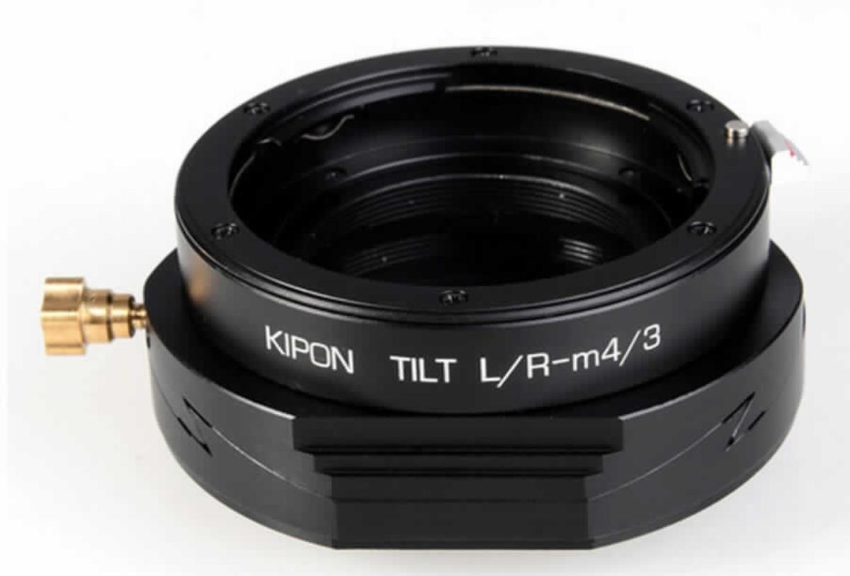 Tilt/Shift-Adapter (Bajonettzwischenring), sog. Kipon Tilt Adapter für Leica R auf MFT, im Wesentlichen bestehend aus einem Metall - Adapterring (Gewicht ca. 164 g) mit Bajo-nettanschluss und einem Gegenanschluss für Systemkameras.
Äußere Form: siehe Abbildung in der Anlage.
Der präzise gefertigte Adapter rastet im Bajonettanschluss der Kamera ein. Der Anschluss zwi-schen Adapter, Kamera und Objektiv ist mechanisch, es erfolgt keine elektronische Datenübertra-gung. Blende, Fokussierung etc. werden manuell eingestellt, die Scharfstellung ins Unendliche ist möglich. Der Adapter verfügt über eine 360°-Rotationsfunktion sowie über eine Neigungsfunktion, die um maximal 10° geneigt werden kann. Mit der Tilt-Funktion können bestimmte Motive in einem Foto hervorgehoben und Objekte ein- und ausgeblendet werden. Der Adapterring dient als An-schlussstück zwischen Objektiven der Leica R Serie auf Panasonic und spiegellose Olympus M4/3 Kameras.

Die Ware wird als "Zubehör, erkennbar hauptsächlich bestimmt für Objektive für Kameras, die nicht von den Unterpositionen (TARIC) 9002 1100 15 bis 9002 1100 85 erfasst werden" eingereiht.