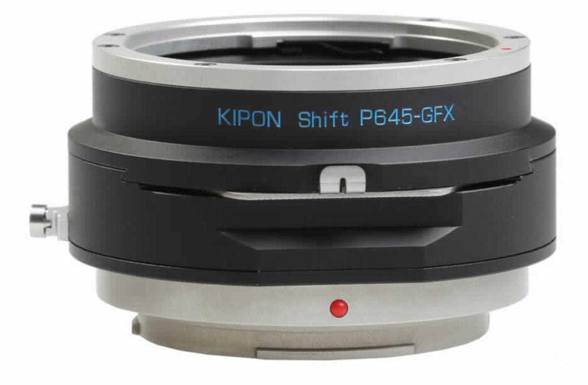 Tilt/Shift-Adapter, sog. Kipon Shift Adapter für Pentax 645 auf Fuji GFX, im Wesentlichen bestehend aus einem Aluminium - Adapterring mit Bajonettanschluss und einem Gegenanschluss für Systemkameras.
Äußere Form: siehe Abbildung in der Anlage.
Der präzise gefertigte Adapter rastet im Bajonettanschluss der Kamera ein. Der Anschluss zwischen Adapter, Kamera und Objektiv ist mechanisch, es erfolgt keine elektronische Datenübertragung. Blende, Fokussierung etc. werden manuell eingestellt, die Scharfstellung ins Unendliche ist möglich. Die Shift-Funktion minimiert jegliche Verzerrungen, die entstehen können, wenn Objekte als Winkel betrachtet werden. Zudem bietet dieser Adapter eine 360 ° freie Rotation sowie eine 15-mm-Fluidumschaltfunktion, die dem Benutzer mehr Kontrolle über die Zusammensetzung bietet.
Der Adapterring dient als Anschlussstück zwischen Objektiven der Pentax 645 Serie an Mittelformat-Kameras mit Fuji GFX-Serie.

Die Ware wird als "Zubehör, erkennbar hauptsächlich bestimmt für Objektive für Kameras, die nicht von den Unterpositionen (TARIC) 9002 1100 15 bis 9002 1100 85 erfasst werden" eingereiht.