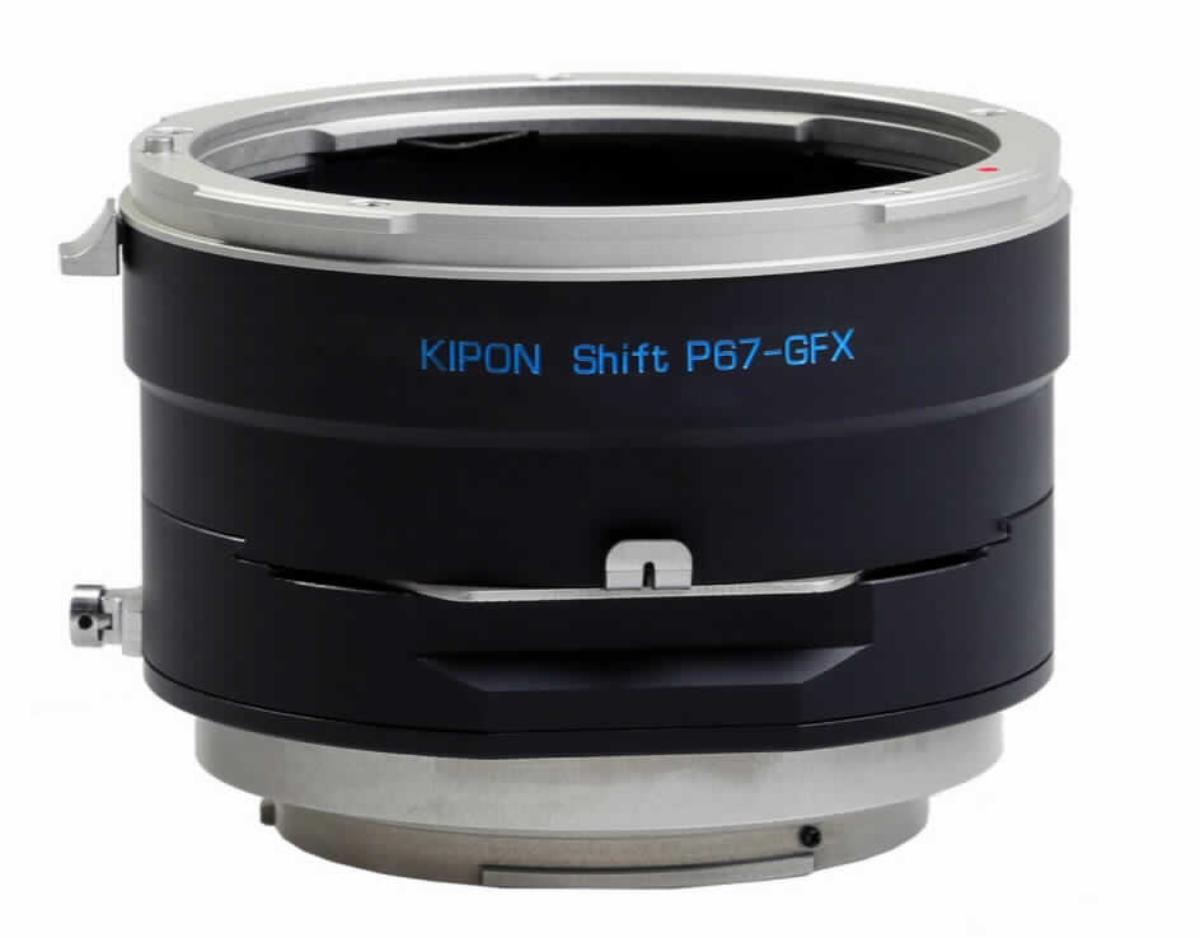 Tilt/Shift-Adapter, sog. Kipon Shift Adapter für Pentax 67 auf Fuji GFX, im Wesentlichen bestehend aus einem Aluminium - Adapterring mit Bajonettanschluss und einem Gegenanschluss für Systemkameras.
Äußere Form: siehe Abbildung in der Anlage.
Der präzise gefertigte Adapter rastet im Bajonettanschluss der Kamera ein. Der Anschluss zwischen Adapter, Kamera und Objektiv ist mechanisch, es erfolgt keine elektronische Datenübertragung. Blende, Fokussierung etc. werden manuell eingestellt, die Scharfstellung ins Unendliche ist möglich. Die Shift-Funktion minimiert jegliche Verzerrungen, die entstehen können, wenn Objekte als Winkel betrachtet werden. Zudem bietet dieser Adapter eine 360 ° freie Rotation sowie eine 15-mm-Fluidumschaltfunktion, die dem Benutzer mehr Kontrolle über die Zusammensetzung bietet.
Der Adapterring dient als Anschlussstück zwischen Objektiven der Pentax 67 Serie an Mittelformat-Kameras mit Fuji GFX-Serie.

Die Ware wird als "Zubehör, erkennbar hauptsächlich bestimmt für Objektive für Kameras, die nicht von den Unterpositionen (TARIC) 9002 1100 15 bis 9002 1100 85 erfasst werden" eingereiht.