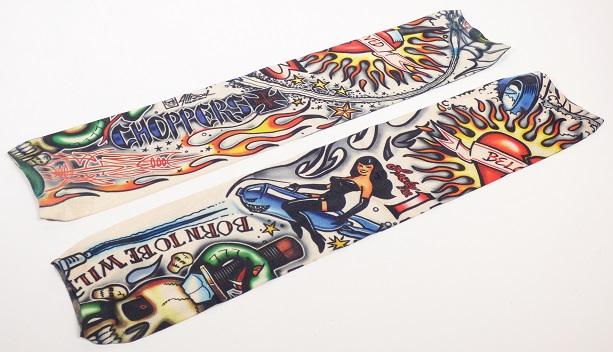 Armstulpen, sog. Karneval - Tattooärmel, Art. 368309, in Erwachsenengröße, Foto siehe Anlage,
- zwei Stück an einer bedruckten Pappkarte aufgebracht,
- schlauchförmig, flachliegend mit einer Länge von ca. 39 cm und einer Breite von ca. 9 cm;
  bedeckt den Unterarm und Teile des Oberarms,
- aus ca. 0,3 mm dicken, bedruckten, durchscheinenden Gewirken aus laut Antrag Polyester 
  (synthetische Chemiefasern); mit einem geringen Anteil an Elastomergarnen,
- am oberen und unteren Rand abgepasst gewirkt (somit konfektioniert) sowie durch Änderung
  der Wirkart verengt,
- sollen aufgrund des hautfarbenen und leicht durchscheinenden Gewirkes in Verbindung
  mit dem Druck den Eindruck erwecken, als seien die Arme tätowiert,
- individuelle (selbstständige) Einzelstücke, die eine Ergänzung von Kleidung darstellen,
- aufgrund des eigenen Gebrauchswertes keine Ware der Position 9505,
- aufgrund des verwendeten Flächenerzeugnisses keine Ware der Position 6217.

"Anderes konfektioniertes Bekleidungszubehör (Armstulpen), aus elastischen Gewirken"