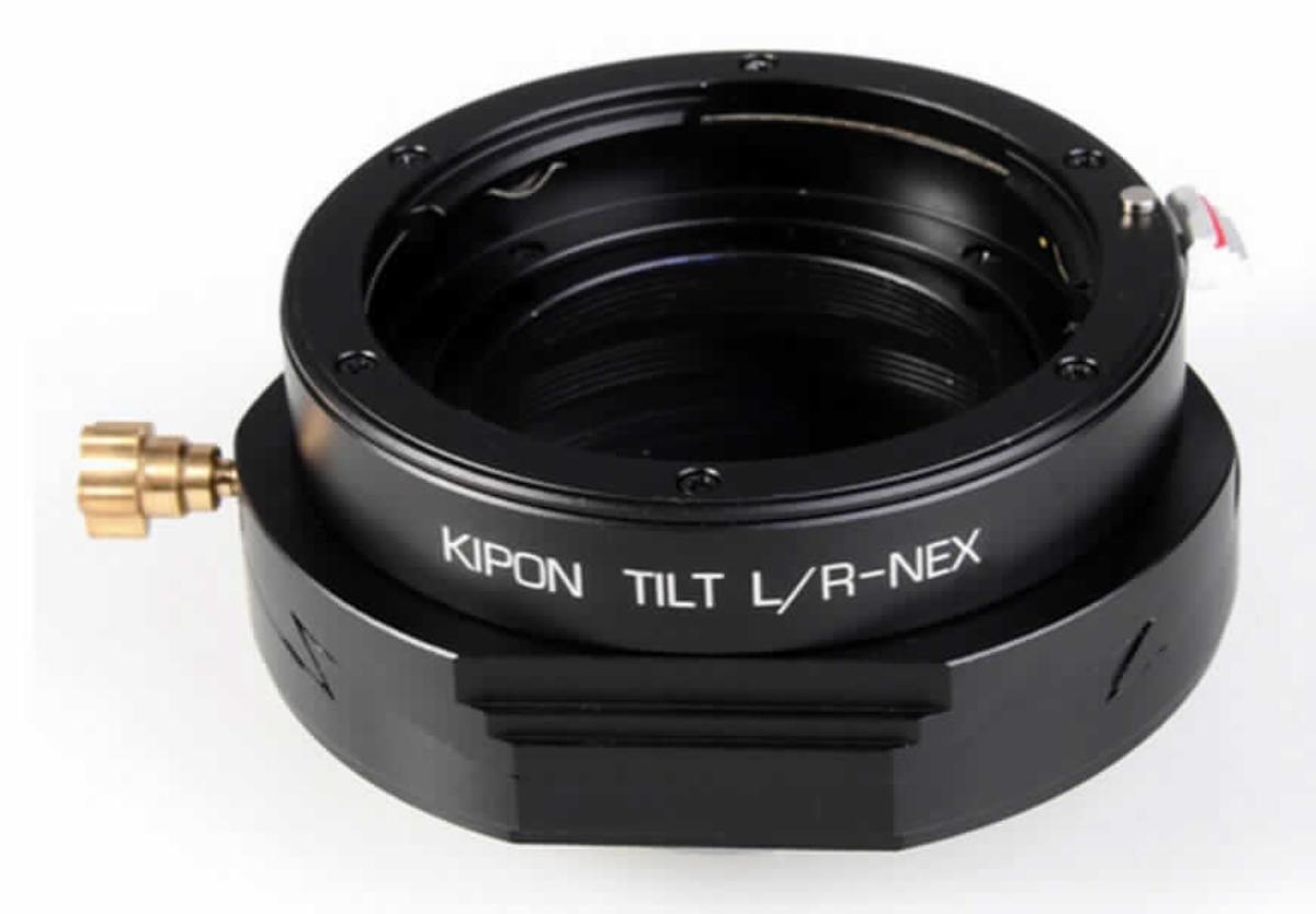 Tilt/Shift-Adapter, sog. Kipon Tilt Adapter für Leica R auf Sony E, im Wesentlichen bestehend aus einem Aluminium - Adapterring (Gewicht ca. 130 g) mit Bajonettanschluss und einem Gegenanschluss für Systemkameras.
Äußere Form: siehe Abbildung in der Anlage.
Der präzise gefertigte Adapter rastet im Bajonettanschluss der Kamera ein. Der Anschluss zwischen Adapter, Kamera und Objektiv ist mechanisch, es erfolgt keine elektronische Datenübertragung. Blende, Fokussierung etc. werden manuell eingestellt, die Scharfstellung ins Unendliche ist möglich. Der Adapter verfügt über eine 360°-Rotationsfunktion sowie über eine Neigungsfunktion, die um maximal 10° geneigt werden kann. Mit der Tilt-Funktion können bestimmte Motive in einem Foto hervorgeho-ben und Objekte ein- und ausgeblendet werden. Der Adapterring dient als Anschlussstück von Leica R-Objektiven auf Kameras der Sony E mount NEX Serie.

Die Ware wird als "Zubehör, erkennbar hauptsächlich bestimmt für Objektive für Kameras, die nicht von den Unterpositionen (TARIC) 9002 1100 15 bis 9002 1100 85 erfasst werden" eingereiht.