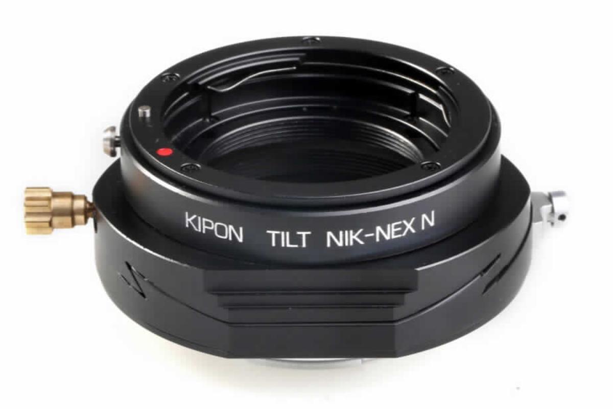 Tilt/Shift-Adapter, sog. Kipon Tilt Adapter für Nikon F auf Sony E, im Wesentlichen bestehend aus einem Aluminium - Adapterring (Gewicht ca. 126 g) mit Bajonettanschluss und einem Gegenanschluss für Systemkameras.
Äußere Form: siehe Abbildung in der Anlage.
Der präzise gefertigte Adapter rastet im Bajonettanschluss der Kamera ein. Der Anschluss zwischen Adapter, Kamera und Objektiv ist mechanisch, es erfolgt keine elektronische Datenübertragung. Blende, Fokussierung etc. werden manuell eingestellt, die Scharfstellung ins Unendliche ist möglich. Der Adapter verfügt über eine 360°-Rotationsfunktion sowie über eine Neigungsfunktion, die um maximal 10° geneigt werden kann. Mit der Tilt-Funktion können bestimmte Motive in einem Foto hervorgehoben und Objekte ein- und ausgeblendet werden. Der Adapterring dient als Anschlussstück von Nikon F-Objektiven auf Kameras der Sony E mount NEX Serie.

Die Ware wird als "Zubehör, erkennbar hauptsächlich bestimmt für Objektive für Kameras, die nicht von den Unterpositionen (TARIC) 9002 1100 15 bis 9002 1100 85 erfasst werden" eingereiht.