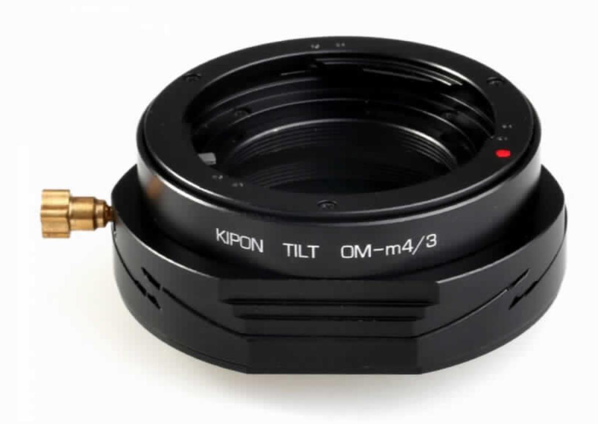Tilt/Shift-Adapter, sog. Kipon Tilt Adapter für Olympus OM auf MFT, im Wesentlichen bestehend aus einem Aluminium - Adapterring (Gewicht ca. 159 g) mit Bajonettanschluss und einem Gegenanschluss für Systemkameras.
Äußere Form: siehe Abbildung in der Anlage.
Der präzise gefertigte Adapter rastet im Bajonettanschluss der Kamera ein. Der Anschluss zwischen Adapter, Kamera und Objektiv ist mechanisch, es erfolgt keine elektronische Datenübertragung. Blende, Fokussierung etc. werden manuell eingestellt, die Scharfstellung ins Unendliche ist möglich. Der Adapter verfügt über eine 360°-Rotationsfunktion sowie über eine Neigungsfunktion, die um maximal 10° geneigt werden kann. Mit der Tilt-Funktion können bestimmte Motive in einem Foto hervorgehoben und Objekte ein- und ausgeblendet werden. Der Adapterring dient als Anschlussstück zwischen Objektiven der Olympus OM Serie auf Panasonic und spiegellose Kameras der Olympus M4/3 Serie.

Die Ware wird als "Zubehör, erkennbar hauptsächlich bestimmt für Objektive für Kameras, die nicht von den Unterpositionen (TARIC) 9002 1100 15 bis 9002 1100 85 erfasst werden" eingereiht.