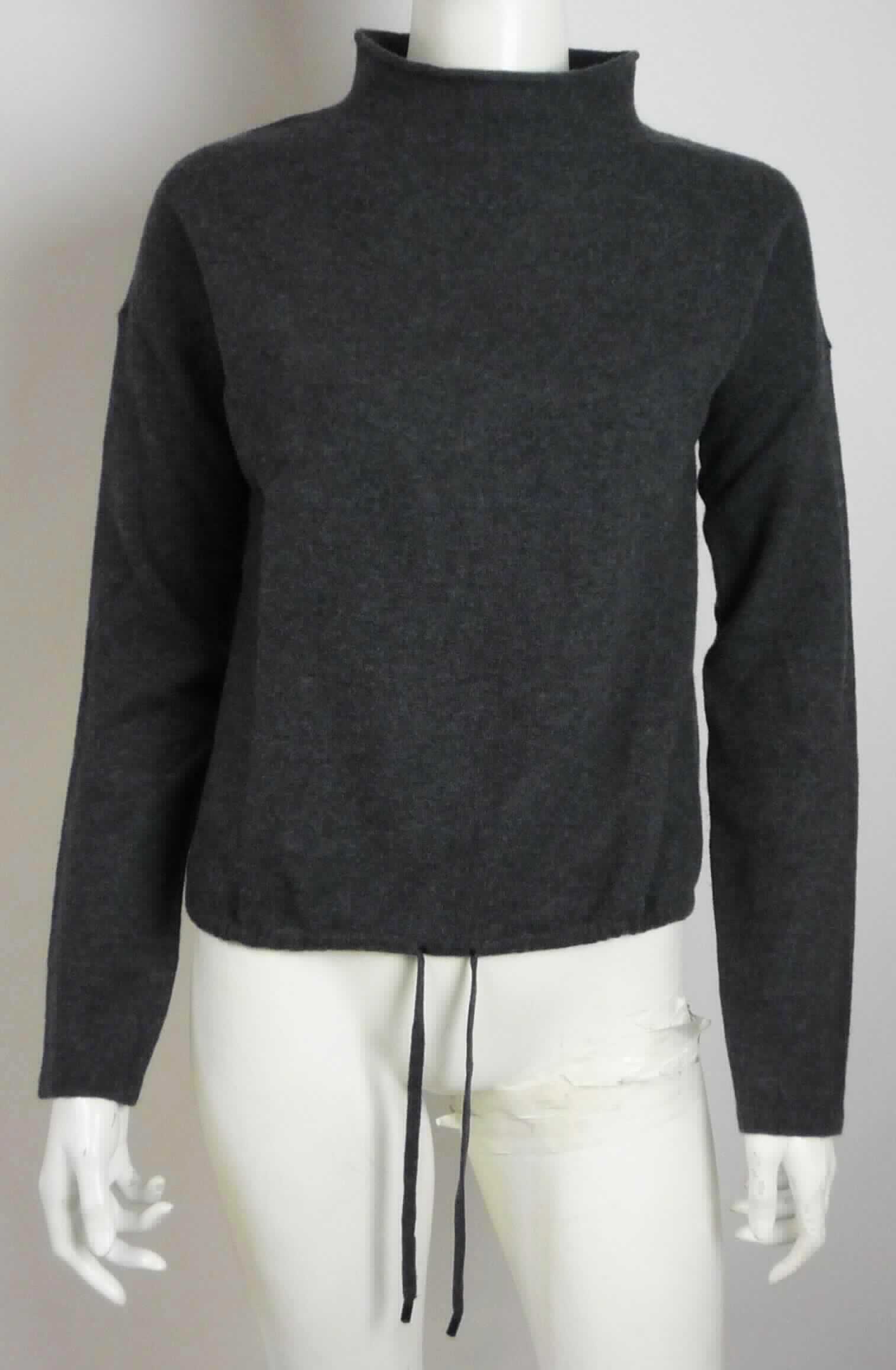 Pullover, Größe 36, Foto siehe Anlage,
- aus ca. 1,2 mm dicken, buntgewirkten Gewirken (melierte Garne) aus laut Antrag 100 % Wolle, 
- mit einem Stückgewicht von ca. 208 g,
- über den Schritt reichend (Rückenlänge: ca. 57 cm), 
- mit einem hohen Kragen, 
- ohne Öffnung und ohne Verschluss,
- ohne Hinweise auf den Trägerkreis (unisex),
- mit langen Ärmeln,
- am unteren Rand mit einem Tunnelzug zu verengen.

"Pullover, aus Gewirken, aus Wolle, anderer als in der Unterposition 6110 1110 genannte, für Frauen"