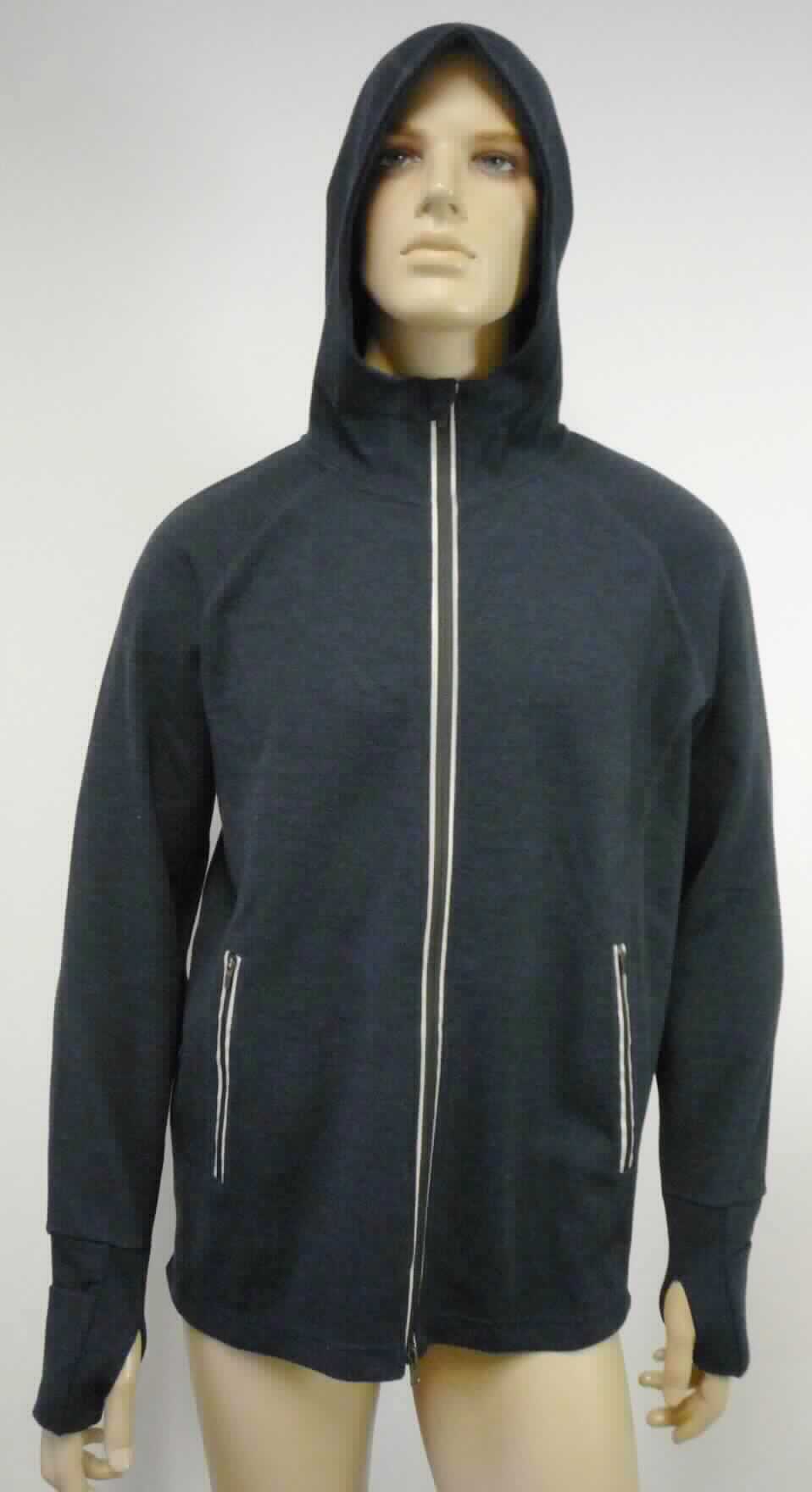 Jacke, sog. Herren Jacke, Größe 52, Foto siehe Anlage,
- aus ca. 1 mm dicken, buntgewirkten Gewirken (melierte Garne) aus laut Antrag 79 % Wolle, 20 % Baumwolle und
  1% Elasthan (synthetische Chemiefasern),
- über die Taille reichend (Rückenlänge: ca. 73 cm),
- ungefüttert,
- mit einer Kapuze,
- vorn mit einer durchgehenden Öffnung mit einem bis an den Kapuzenrand reichenden Reißverschluss, 
  am Kapuzenrand mit einer kurzen Überlappung von rechts über links (Frauenkleidung), 
- mit langen Ärmeln, an den Ärmelenden mit angesetzten, verengenden Bündchen; mit einem Daumenloch 
  versehen, 
- vorn mit zwei eingesetzten Taschen mit Reißverschluss unterhalb der Taille,
- in Bahnen gearbeitet,
- am unteren Rand durch Umschlagen und Festnähen gesäumt,
- stellt sich aufgrund des Schnitts als Jacke dar, somit keine Strickjacke,
- wird im Allgemeinen nicht über jeder anderen Kleidung und zum Schutz gegen das Wetter getragen, u. a. daher
  keine Ware der Position 6101 und der Position 6102.

"Jacke, aus Gewirken, für Frauen, aus Wolle"