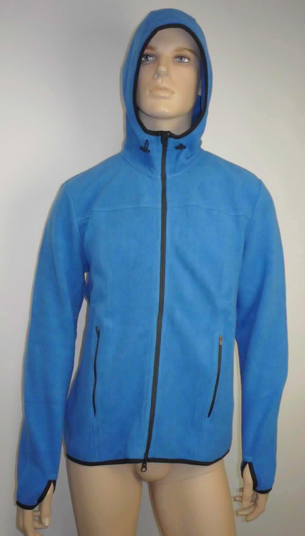 Blouson, sog. Herren Fleecejacke, Größe 50, Foto siehe Anlage,
- aus ca. 2 mm dicken, einfarbigen Plüschgewirken aus laut Antrag 100 % Baumwolle,  
- über die Taille reichend (Rückenlänge: ca. 69 cm),
- mit einer angesetzten Kapuze mit Tunnelzug,
- vorn mit einer durchgehenden Öffnung mit einem bis zum Kapuzenrand reichenden Reißverschluss, am 
  Kapuzenrand mit einer kurzen Überlappung von rechts über links (Frauenkleidung),
- mit langen Ärmeln, die über den unteren Rand des Kleidungsstücks hinausreichen; an den Ärmelenden mit 
  einem kontrastfarbenen, elastisch verengenden Band eingefasst und mit einem Daumenloch versehen,
- vorn mit zwei eingesetzten Taschen mit Reißverschluss unterhalb der Taille,
- am unteren Rand mit einem kontrastfarbenen, elastischen Band verengt und eingefasst,
- erfüllt die Merkmale zur Einreihung als Blouson, somit keine Jacke oder Strickjacke.

"Blouson, aus Gewirken, für Frauen, aus Baumwolle"