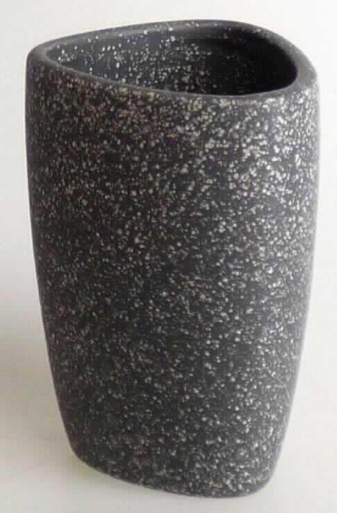 Keramischer Toilettengegenstand, Foto siehe Anlage 
- glasierter, weißgesprenkelter, dreieckiger Zahnputzbecher; am oberen Rand abgeschrägt,
- in den Abmessungen: 7 cm (Länge) x 7 cm (Breite) x 11 cm (Höhe), 
- keramisches Erzeugnis, nach der Formgebung gebrannt, tonmineralhaltiges Material enthaltend, 
- nach dem Ergebnis der wissenschaftlichen Untersuchung handelt es sich um Steinzeug,
- zur Verwendung als Zahnputzbecher im Badezimmer bestimmt.

"Keramischer Toilettengegenstand, aus Steinzeug"