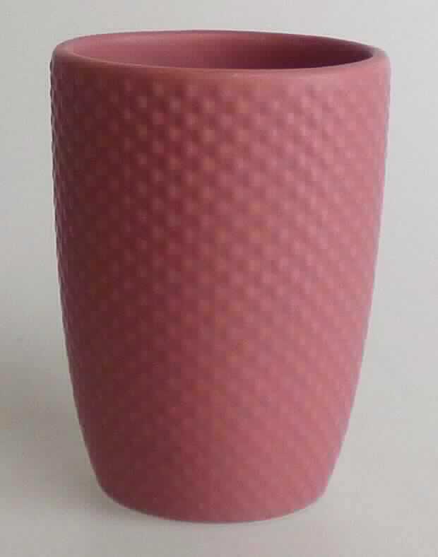 Keramischer Toilettengegenstand, Foto siehe Anlage 
- glasierter, rosafarbener runder Zahnputzbecher; außen mit Noppenstruktur,
- in den Abmessungen: 8 cm (Durchmesser) x 11 cm (Höhe), 
- keramisches Erzeugnis, nach der Formgebung gebrannt, tonmineralhaltiges Material enthaltend,
- nach dem Ergebnis der wissenschaftlichen Untersuchung handelt es sich bei der Keramik weder um Porzellan
  noch um gewöhnlichen Ton, Steinzeug, Steingut oder feine Erden; der Zahnputzbecher ist als andere keramische
  Ware anzusehen,
- zur Verwendung als Zahnputzbecher im Badezimmer bestimmt.

"Keramischer Toilettengegenstand, aus anderer Keramik als Porzellan, gewöhnlicher Ton, Steinzeug, Steingut oder
 feine Erden"