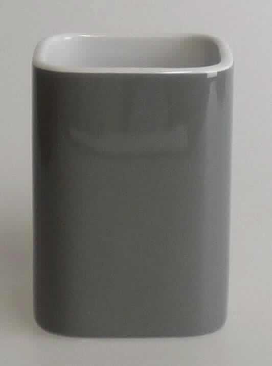 Keramischer Toilettengegenstand, Foto siehe Anlage 
- glasierter, außen grauer und innen weißer, viereckiger Zahnputzbecher,
- in den Abmessungen: 6,5 cm (Länge) x 6,5 cm (Breite) x 9,2 cm (Höhe), 
- keramisches Erzeugnis, nach der Formgebung gebrannt, tonmineralhaltiges Material enthaltend, 
- nach dem Ergebnis der wissenschaftlichen Untersuchung handelt es sich um Steinzeug,
- zur Verwendung als Zahnputzbecher im Badezimmer bestimmt.

"Keramischer Toilettengegenstand, aus Steinzeug"