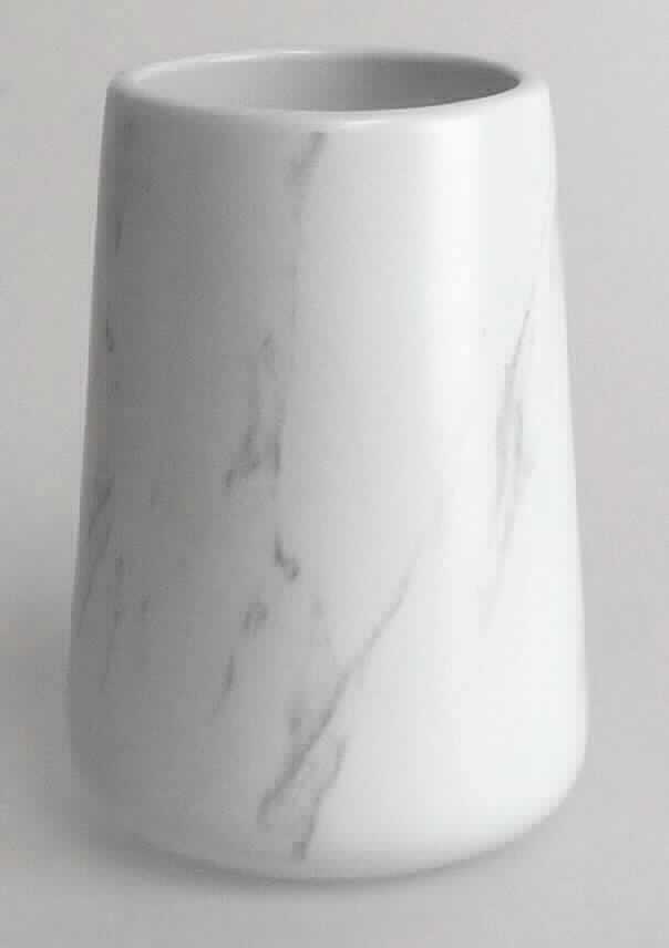 Keramischer Toilettengegenstand, Foto siehe Anlage 
- glasierter, weißer, runder, leicht bauchiger Zahnputzbecher; außen grau marmoriert,
- in den Abmessungen: 7,5 cm (Durchmesser) x 12 cm (Höhe), 
- keramisches Erzeugnis, nach der Formgebung gebrannt, tonmineralhaltiges Material enthaltend, 
- nach dem Ergebnis der wissenschaftlichen Untersuchung handelt es sich um Steingut,
- zur Verwendung als Zahnputzbecher im Badezimmer bestimmt.

"Keramischer Toilettengegenstand, aus Steingut"