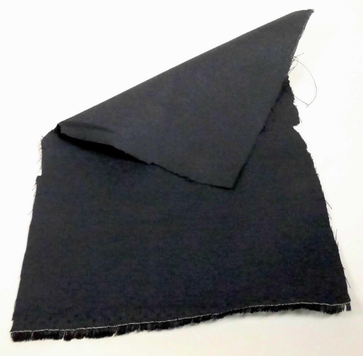 Gewebe, Foto siehe Anlage, 
- als Meterware, mit einer Breite von mehr als 30 cm, 
- laut Untersuchungsergebnis: 
-- aus synthetischen Spinnfasern (laut Antrag Meta-Aramid und Para-Aramid) und aus Kohlenstofffasern,
-- die Antragsangaben von ca. 75 GHT Meta-Aramid, 23 GHT Para-Aramid und 2 GHT Kohlenstofffasern können als
   zutreffend angesehen werden,
-- buntgewebt (melierte Garne),
-- in Köperbindung. 

"Gewebe aus synthetischen Spinnfasern, mit einem Anteil an diesen Spinnfasern von mehr als 85 GHT, 
 anderes als in den Unterpositionen 5512 11 bis 5512 29 genannte, buntgewebt"