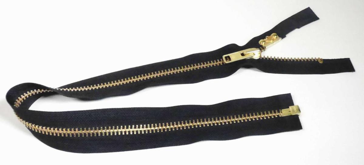 Bei dem Erzeugnis handelt es sich um einen Reißverschluss mit Metallstopper, bestehend aus zwei ca. 1,8 cm breiten und 60 cm langen Textilstreifen, an deren Längsseiten beidseitig Metallzähnchen angebracht sind. Mittels eines innenseitig angebrachten Metallschiebers sind die Zähnchenreihen ineinander verhakt. 

Die Ware ist als "Reißverschluss mit Zähnen aus Metall" einzureihen.