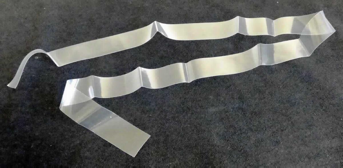 Angaben des Antragstellers:
Schweißband aus Polyurethan

Untersuchungsergebnisse an einem Warenmuster:
Es wurde ein farbloses, transparentes Folienband (nicht klebend) aus Kunststoff (Polyurethan) vorgelegt (Breite ca. 2,2 cm).

Befund:
Es handelt sich um ein Band aus Polyurethan ohne Verstärkung oder Zellstruktur im Sinne der Unterposition (KN) 3920 9928.