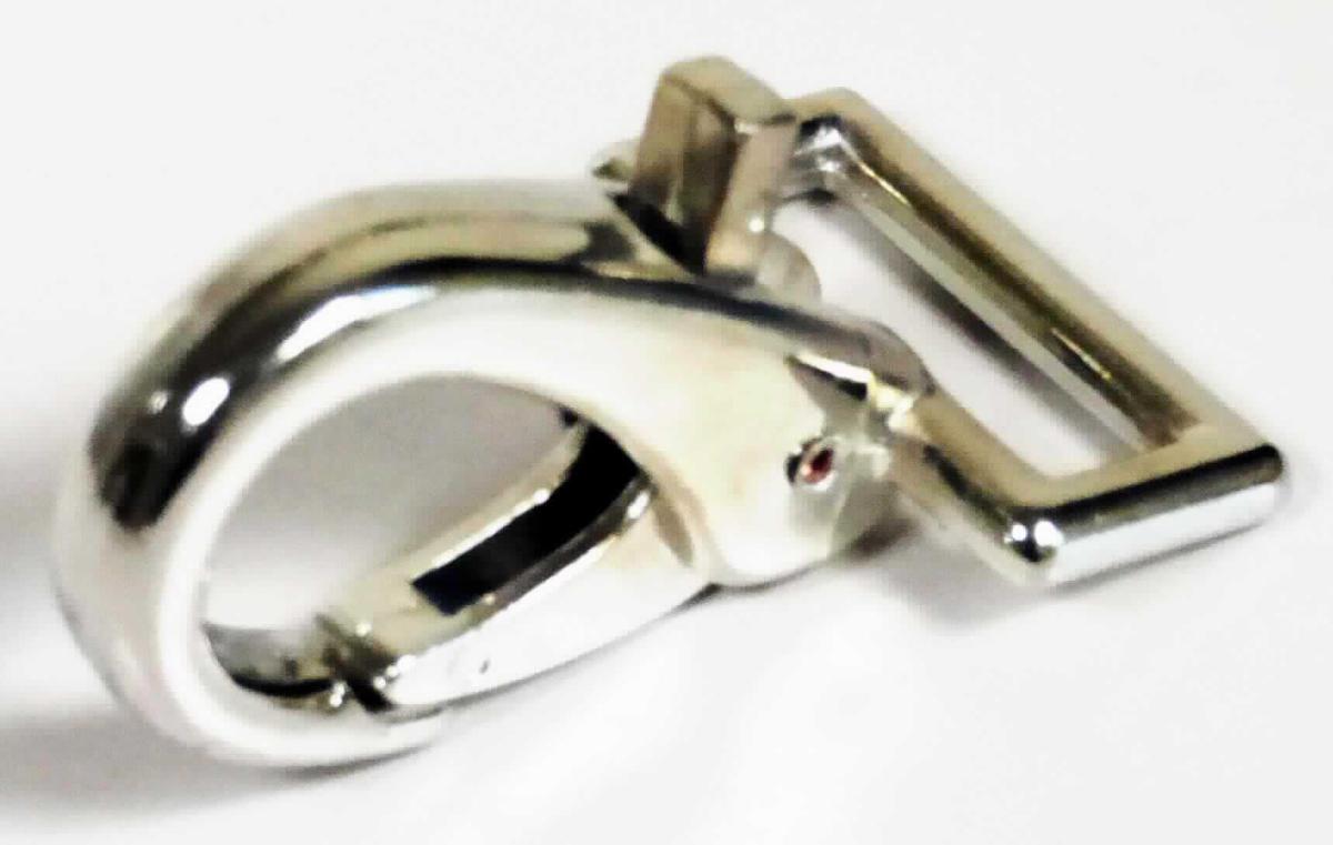 Es handelt sich um vollständig aus unedlem Metall gefertigte Erzeugnisse, die zu einem Ende hin zu einem Haken und zum anderen Ende hin zu einer rechteckigen Öse ausgearbeitet sind. Der Haken weist ein klappbares, gefedertes Verschlusselement gegen unbeabsichtigtes Aushaken auf.
Die Waren werden über die Öse fest an Kleidung angebracht.
- Antragstellerangaben -
Länge: ca. 6 cm.

Abbildung siehe Anlage.

Derartige Erzeugnisse gehören als "Haken und Ösen aus unedlen Metallen, für Kleidung" zur Codenummer 8308 1000 00 0 des Zolltarifs.