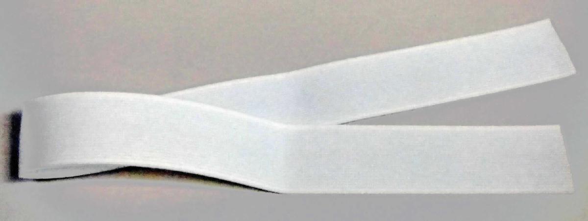 Band, sog. Gummiband, Foto siehe Anlage, 
- als Meterware mit einer Breite von ca. 30 mm, 
- aus einem einfarbigen Gewebe aus Spinnstoffen und laut Antrag 34 GHT Kautschukfäden,
- mit echten Webkanten an beiden Seiten, 
- kein Samt, Plüsch, Chenille- oder Schlingengewebe. 

"Band, keine Ware der Position 5807, anderes als in der Unterposition 5806 10 genannte, mit einem Anteil an 
 Kautschukfäden von mehr als 5 GHT"