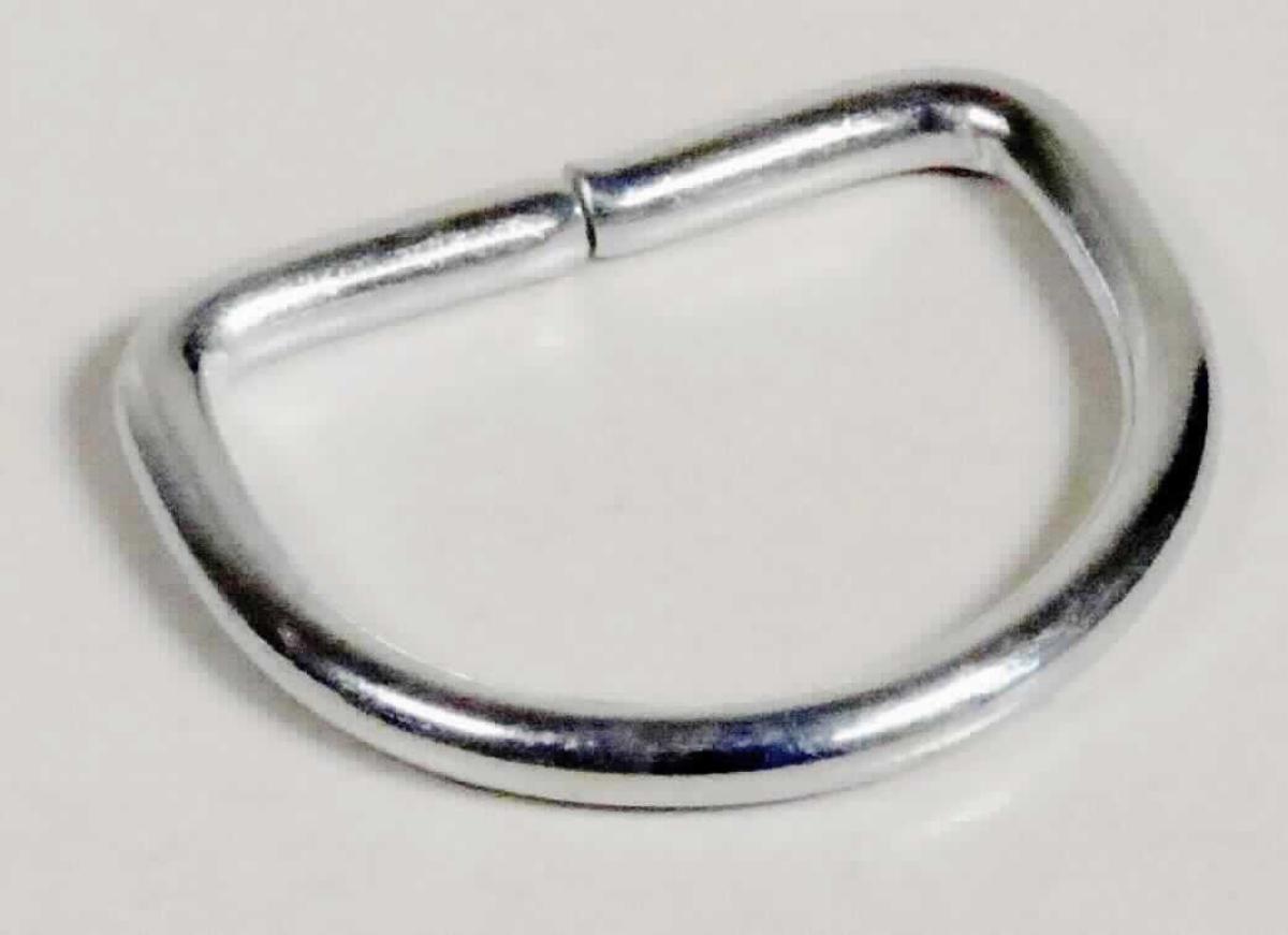 Es handelt sich um aus gebogenem Metalldraht gefertigte, annähernd D-förmige Ösen.
Die Erzeugnisse werden an Kleidung fest angebracht (eingenäht).
- Antragstellerangaben - 
Höhe: ca. 21 mm; Breite: ca. 25 mm.

Abbildung siehe Anlage.

Derartige Erzeugnisse gehören als "Ösen aus unedlen Metallen, für Kleidung" zur Codenummer 8308 1000 00 0 des Zolltarifs.