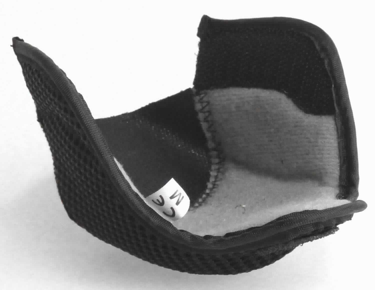 Teil von Schuhoberteil (Foto siehe Anlage)
- in Form einer Hinterkappe von einem Schuhoberteil,
- kein Verstärkungsteil,
- aus Spinnstoff und Kunststoff (Spinnstoff mit einer mit bloßem Auge wahrnehmbaren Außenschicht 
  aus Kunststoff),
- mit einer Randeinfassung aus Spinnstoff,
- ohne Hinweise auf Handarbeit.

"Schuhteil, Teil von Schuhoberteil, keine Verstärkung, aus Spinnstoff und Kunststoff, nicht handgearbeitet"
