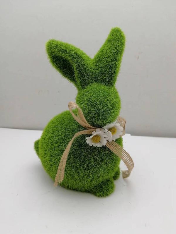 Anderer keramischer Ziergegenstand, sog. Deko-Hase, Foto siehe Anlage,
- in den Abmessungen: ca. 11 cm (Breite) x ca. 17,5 cm (Höhe),
- in Form einer zusammengesetzten Ware aus verschiedenen Stoffen und Bestandteilen,
- aus Keramik in Form eines formgebenden Korpus, der einen sitzenden Hasen darstellt,
- - unglasiert,
- - keramisches Erzeugnis, nach der Formgebung gebrannt, tonmineralhaltiges Material enthaltend;
- - lt. Antrag aus feinen Erden,
- aus grünen Spinnstofffasern, mit denen der Korpus, bis auf die Standfläche beflockt ist,
- ohne Hinweise auf Handarbeit,
- im Hinblick auf die Formgebung verleiht die Keramik (feine Erden) der Ware ihren wesentlichen
  Charakter,
- um den Hals mit einem nicht charakterbestimmenden Spinnstoffband und zwei künstlichen
  Blüten verziert.

"Anderer keramischer Ziergegenstand, aus feinen Erden, nicht handgearbeitet"