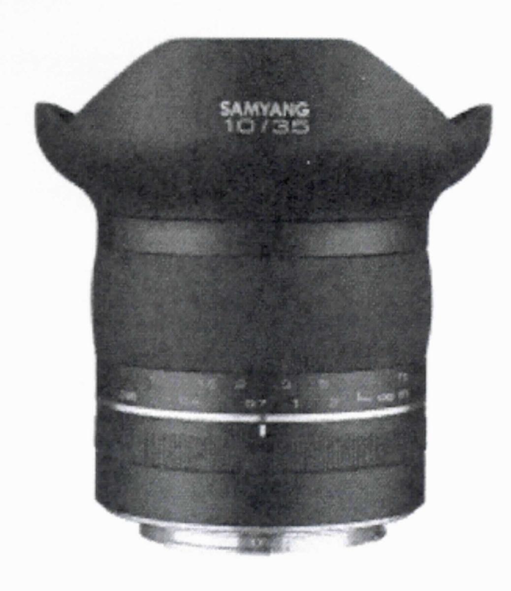 Sog. Samyang XP 10mm F3,5 Canon EF - Superweitwinkelobjektiv für Fotokameras, im Wesentlichen bestehend aus einem gefassten Linsensystem, mit mehreren Linsen aus optisch bearbeitetem Glas in einem zylindrischen Gehäuse aus Metall, mit einem Durchmesser von ca. 95 mm, mit einer Brennweite von 10 mm, einer Lichtstärke von 1:3; 5 und einer Naheinstellgrenze von 0,26 m. 

Zur äußeren Form siehe Abbildung in der Anlage.

Das Objektiv wurde für sog. DSLR- und DSLM Kameras mit 35 mm Vollbildsensor (nicht Gegenstand dieser vZTA-Entscheidung) entwickelt, eignet sich zur Aufnahme von Landschafts - oder Architekturbildern und ist zusammen mit zwei Schutzdeckeln in einer zum dauerhaften Gebrauch geeigneten Aufbewahrungstasche aus Spinnstoffen verpackt.

Die Ware wird als "gefasstes optisches Element für Instrumente, Apparate und Geräte, nicht aus optisch nicht bearbeitetem Glas, Objektiv für Kameras, andere als in Unterposition (TARIC) 9002 1100 15 bis 9002 1100 85 genannt" eingereiht.