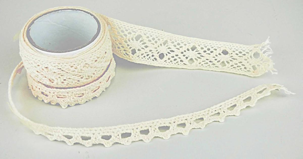 Spitze, sog. Häkelbordüre, Foto siehe Anlage,
- 2 Stück in einer bedruckten Blisterpackung verpackt,
- jeweils mit einer Länge von laut Antrag ca. 90 cm,
- laut Untersuchungsergebnis:
-- mit einer Breite von ca. 1,2 cm bzw. 2 cm,
-- in Form einer Flecht- bzw. Klöppelspitze aus laut Antrag Baumwolle,
-- maschinell hergestellt,
- stellt sich als maschinengefertigte Spitze dar, somit keine Ware der Position 6307.

"Spitze, als Streifen, kein Erzeugnis der Positionen 6002 bis 6006, maschinengefertigte Spitze, aus Baumwolle"
