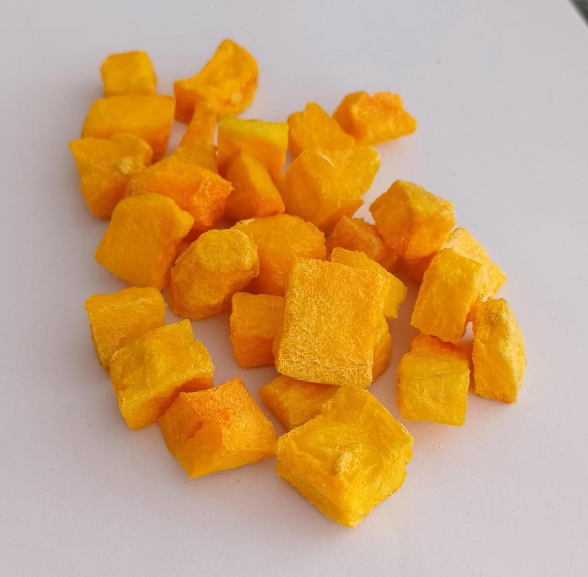 Gefriergetrocknete Mangos. 

Gemäß der vorliegenden Produktspezifikation handelt es sich um in Würfel geschnittene und an-
schließend gefriergetrocknete Früchte; es ergeben sich keine Hinweise, dass sie eine über Kapitel 8
der KN hinausgehende Behandlung erfahren haben. Beschaffenheit (gemäß Foto): Orangefarbene,
handelsübliche, getrocknete Mangowürfel. Die Früchte sollen in einem Aluminiumbeutel mit 3,5 kg Inhalt gehandelt werden. 

Mangofrüchte getrocknet.