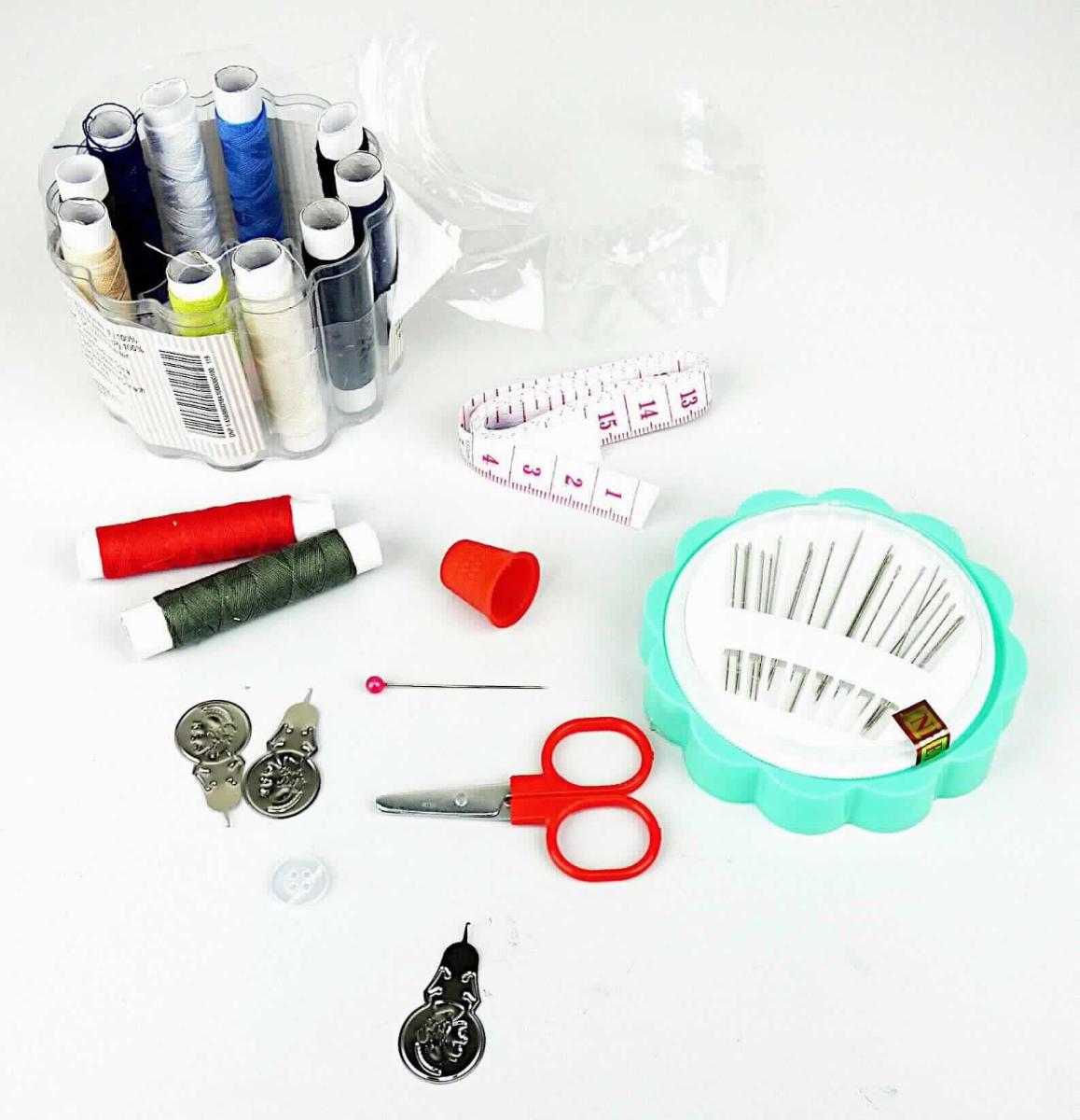 Nähgarnset, Foto siehe Anlage,
- Warenzusammenstellung, bestehend aus Nähgarnen, Nadeln, einem Spinnfasergarn, einem Knopf, einem 
  Maßband, einer kleinen Schere, einem Fingerhut und Nadeleinfädlern,
- gemeinsam in einer speziell dafür hergerichteten runden Kunststoffbox für den Einzelverkauf aufgemacht und zur 
  Befriedigung eines speziellen Bedarfs zusammengestellt,
- laut Untersuchungsergebnis: 
-- elf Nähgarne:
--- jeweils auf einer Unterlage (Pappspule) aufgemacht, mit einem Gewicht einschließlich der Unterlage 
     von ca. 1,0 g (= Garn in Aufmachung für den Einzelverkauf),
--- gefärbte sowie gebleichte Garne aus synthetischen Spinnfasern (laut Antrag Polyester),
--- gezwirnt, mit einer Z-Drehung als letzter Drehung,
--- appretiert für die Verwendung als Nähgarn,
-- ein Spinnfasergarn:
--- auf einer Unterlage (Pappspule) aufgemacht, mit einem Gewicht einschließlich der Unterlage von ca. 1,0 g 
    (= Garn in Aufmachung für den Einzelverkauf),
--- gefärbtes (dunkelblau) Garn aus synthetischen Spinnfasern (laut Antrag Polyester),
--- gezwirnt, mit einer S-Drehung als letzter Drehung, somit kein Nähgarn,
- Nadeln:
-- eine Stecknadel aus unedlem Metall, mit Kopf aus Kunststoff,
-- 20 Nähnadeln aus unedlem Metall,
- ein Knopf mit einem Durchmesser von ca. 10 mm aus Kunststoff,
- eine kleine Schere,
- ein Maßband, 
- ein Fingerhut aus Kunststoff,
- drei Nadeleinfädler aus augenscheinlich Aluminium,
- stellt sich u. a. aufgrund der Aufmachung nicht als Reisezusammenstellung der Position 9605 dar,
- die Nähgarne aus synthetischen Spinnfasern bestimmen insbesondere im Hinblick auf den Umfang und die
  Bedeutung in Bezug auf die Verwendung den Charakter der Warenzusammenstellung.

"Nähgarne aus synthetischen Spinnfasern, in Aufmachung für den Einzelverkauf"