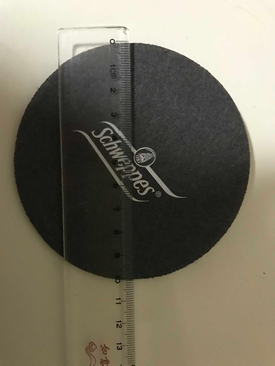 Untersetzer, sog. Untersetzer rund, Foto siehe Anlage,
- von runder Form, mit einem Durchmesser von laut Antrag 10 cm,
- laut Untersuchungsergebnis aus einem genadelten und mit Bindemittel verfestigten Vliesstoff
  aus synthetischen Chemiefasern (laut Antrag Polyester); somit nicht aus Filz,
- anders als quadratisch oder rechteckig zugeschnitten, somit konfektioniert (u. a. damit keine Ware der
  Position 5602),
- auf einer Seite mit einem Aufdruck versehen,
- dient als Untersetzer z. B. für Gläser bei Tisch; wird insbesondere wegen des Materials üblicherweise
  nicht gewaschen und kennzeichnet sich aufgrund des Verwendungszwecks und der Ausstattung als
  Ware zur Innenausstattung, somit keine Tischwäsche der Position 6302 und keine Ware der
  Position 6307.

"Andere Ware zur Innenausstattung (Untersetzer), aus Spinnstoffen, keine Ware der Position 9404, aus
 Vliesstoffen, aus synthetischen Chemiefasern"