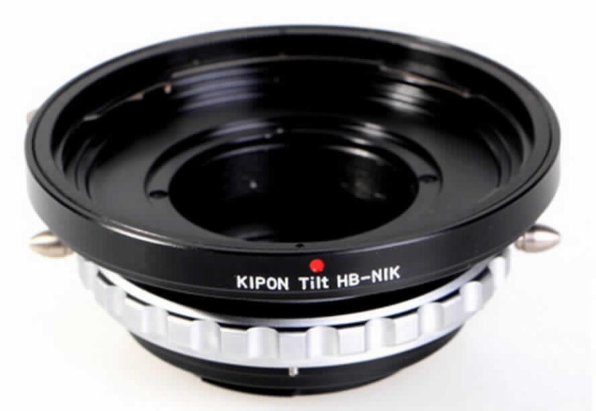 Tilt/Shift-Adapter, sog. Kipon Tilt Adapter für Hasselblad auf Nikon F, im Wesentlichen bestehend aus einem Aluminium - Adapterring (Gewicht ca. 195 g) mit Bajonettanschluss und einem Gegenanschluss für Systemkameras.
Äußere Form: siehe Abbildung in der Anlage.
Der präzise gefertigte Adapter rastet im Bajonettanschluss der Kamera ein. Der Anschluss zwischen Adapter, Kamera und Objektiv ist mechanisch, es erfolgt keine elektronische Datenübertragung. Blende, Fokussierung etc. werden manuell eingestellt, die Scharfstellung ins Unendliche ist möglich. Der Adapter verfügt über eine 360°-Rotationsfunktion sowie über eine Neigungsfunktion, die um maximal 10° geneigt werden kann. Mit der Tilt-Funktion können bestimmte Motive in einem Foto hervorgehoben und Objekte ein- und ausgeblendet werden. Der Adapterring dient als Anschlussstück von Hasselblad-Objektiven auf Kameras mit Nikon F- Bajonettanschluss.

Die Ware wird als "Zubehör, erkennbar hauptsächlich bestimmt für Objektive für Kameras, die nicht von den Unterpositionen (TARIC) 9002 1100 15 bis 9002 1100 85 erfasst werden" eingereiht.