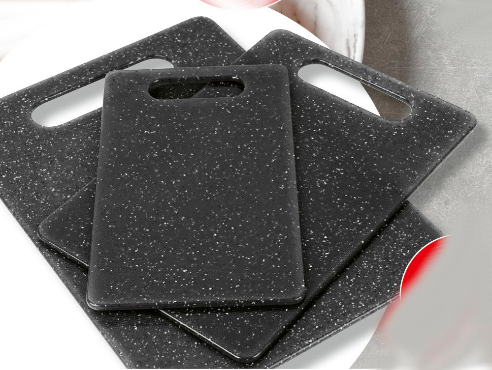 Nach den Angaben der Antragstellerin und den Abbildungen handelt es sich um ein Set bestehend aus drei Schneidebrettern, die gemeinsam in einem Polybeutel für den Einzelverkauf aufgemacht sind. Die unterschiedlich großen (klein: 24,8 x 14,8 x 0,5 cm; mittel: 29,8 x 19,8 x 0,5 cm; groß 34,5 x 24,5 x 0,5 cm), an den Ecken leicht abgerundeten Schneidebretter bestehen aus Polypropylen, einem Kunststoff im Sinne der Anmerkung 1 zu Kapitel 39. Die Erzeugnisse sind jeweils an einer Schmalseite mit einem ausgearbeiteten Griffstück versehen. Sie dienen im Tisch- oder Küchengebrauch als Schneidunterlage.

Zolltarifrechtlich handelt es sich um „Haushaltsartikel aus Kunststoffen, Artikel für den Tisch- oder Küchengebrauch, nicht von den Codenummern 3924 1000 11 0 bis 3924 1000 20 0 erfasst“.