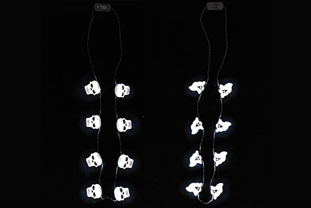 Bei der sog. LED-Kette Halloween PVC 91 cm inkl. Batterie, Art. 797813, handelt es sich 
um eine ca. 92 cm lange Lichterkette aus zwei isolierten Metalldrähten mit acht im
Abstand von ca. 7 cm fest angebrachten, im Dauerlicht weiß leuchtenden
LED-Lichtquellen. An jeder Brennstelle ist ein ca. 3 cm großer Aufsatz mit einem
Halloweenmotiv (Geist bzw. Totenkopf) aus lichtdurchlässigem Kunststoff angebracht.
Die Lichterkette ist mit einem Batteriefach mit einem Ein-/Ausschalter ausgestattet
und bildet einem Ring ohne Verschluss.
Das Erzeugnis ist dazu konzipiert, als Halskette bei beliebigen Feiern getragen
zu werden. 
Die Ware ist in einer transparenten Kunststofftüte verpackt.
 
Abbildung siehe Anlage.

Derartige Erzeugnisse gehören als "Fantasieschmuck, anderer als aus unedlen
Metallen" zur Codenummer 7117 9000 00 0 des Zolltarifs.