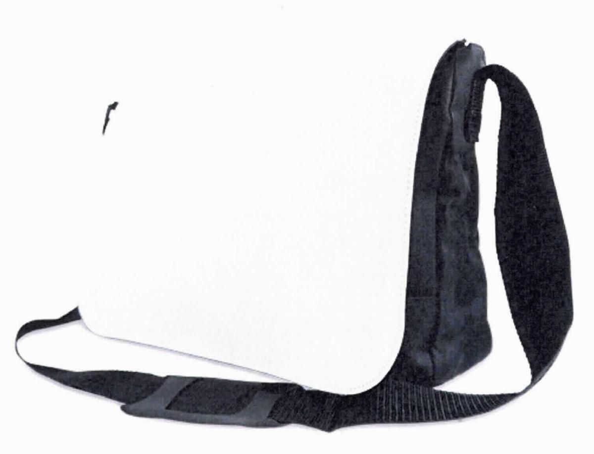 Aktentaschenähnliches Behältnis, sog. Reportertasche mit wechselbarer Frontlasche, Foto siehe Anlage, 
- nach den Antragsangaben,
- mit einer Außenseite aus Spinnstoffen, 
- mit einem verstellbaren, gepolsterten Schultertragegurt, 
- mit einer abklettbaren Überschlagklappe (sog. bedruckbare Frontlasche) mit Klettverschluss, 
- mit zwei aufgesetzten Vorfächern mit Klettverschluss sowie zwei Stiftlaschen; verdeckt von der Überschlagklappe, 
- mit einem gefütterten Hauptfach, 
- - oben verdeckt von der Überschlagklappe, 
- - gefüttert, 
- - in der Mitte mit einem doppelt gearbeiteten Trennsteg in Form eines Reißverschlussfachs, 
- mit den Abmessungen von ca. 38 cm (Breite) x 28 cm (Höhe) x 8 cm (Tiefe), 
- keine Hinweise auf Handarbeit.

"Aktentaschenähnliches Behältnis, mit Außenseite aus Spinnstoffen, nicht handgearbeitet"