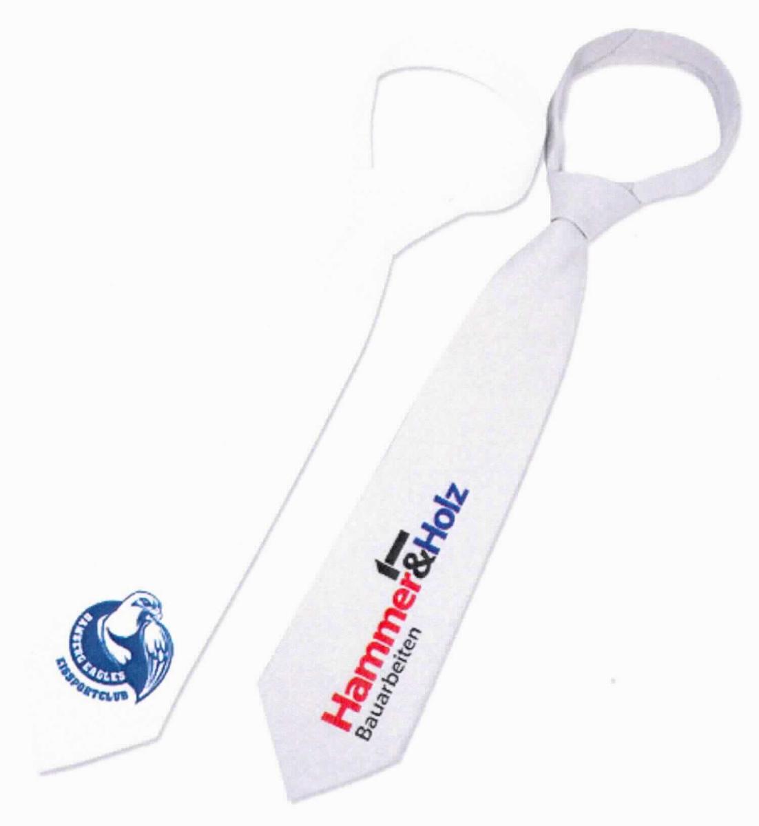 Krawatte, Foto siehe Anlage,
- laut Antrag:
-- bis zu 9,5 cm breit und ca. 137 cm lang; an den Enden spitz zulaufend,
-- aus ca. 0,5 mm dicken, einfarbigen Geweben aus 100 % Polyester (synthetische Chemiefasern),
-- zweilagig gearbeitet und mit einem Innenfutter ausgestattet,
- durch Zusammennähen konfektioniert,
- ohne Hinweise auf Handarbeit.

"Krawatte, aus Geweben, aus Chemiefasern, nicht handgearbeitet"
