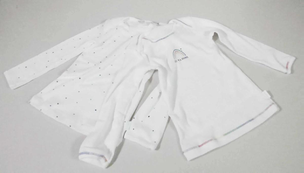 Oberteile, sog. Set Kleinkindershirts, Art. 167985, Größe 92, Foto siehe Anlage,
- zwei Stück mit unterschiedlichen Aufdrucken in einem Polybeutel verpackt,
- jeweils aus ca. 0,7 mm dicken, bedruckten Gewirken aus laut Antrag 100 % Baumwolle,
- über die Taille reichend (Rückenlänge: ca. 37 cm),
- mit einem runden Halsausschnitt,
- mit Schulterüberlappung (sog. amerikanischer Schlupf), somit keine Ware der Position 6109,
- mit langen Ärmeln, 
- am unteren Rand durch Umschlagen und Festnähen gesäumt,
- ist nicht für Kleinkinder mit einer Körpergröße von bis zu 86 cm bestimmt.

"Kleidung, andere als in den Positionen 6101 bis 6113 genannte, aus Gewirken, aus Baumwolle"