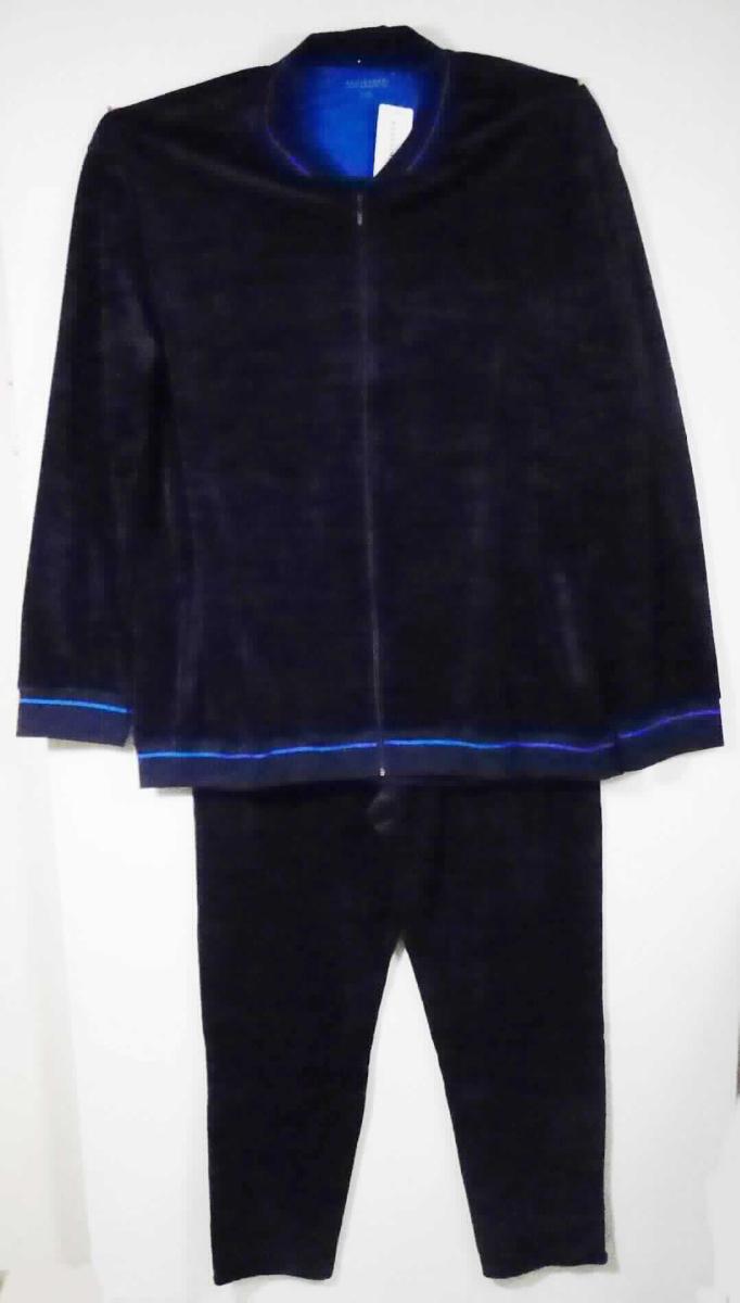 Kleid und lange Hose, sog. Zweiteiliger Hausanzug aus Nicki, Art. 168622, Größe 4XL/5XL, Foto siehe Anlage,
- als zweiteilige Zusammenstellung gemeinsam in einem Polybeutel für den Einzelverkauf verpackt,
- keine Kombination, u. a. weil ein Kleid nicht als Bestandteil einer Kombination zugelassen ist,
- getrennte Einreihung aller Bestandteile, weil die Kleidungsstücke nicht zusammen in eine Unterposition eingereiht 
  werden können,
- aus ca. 1,6 mm dicken, einfarbigen Samtgewirken aus laut Antrag einem Grund aus 100 % Polyester (synthe-
  tische Chemiefasern) und einem Flor aus 100 % Baumwolle,
- Kleid:
-- über den halben Oberschenkel reichend (Rückenlänge: ca. 96 cm),
-- mit einem runden Halsausschnitt mit einer Randeinfassung, die hinten einen schmalen Stehkragen bildet,
-- vorn mit einer durchgehenden Öffnung mit Reißverschluss; am oberen Rand mit einer kurzen Überlappung von 
   rechts über links,
-- mit langen Ärmeln, an den Ärmelenden mit angesetzten, doppelt gearbeiteten Bündchen,
-- vorn mit zwei eingesetzten, offenen Taschen unterhalb der Taille,
-- am unteren Rand mit einem angesetzten, doppelt gearbeiteten Bund,
-- kann aufgrund der Länge ohne ein weiteres, den Unterkörper bedeckendes Kleidungsstück getragen werden.

"Kleid, aus Gewirken, für Frauen, aus Baumwolle"