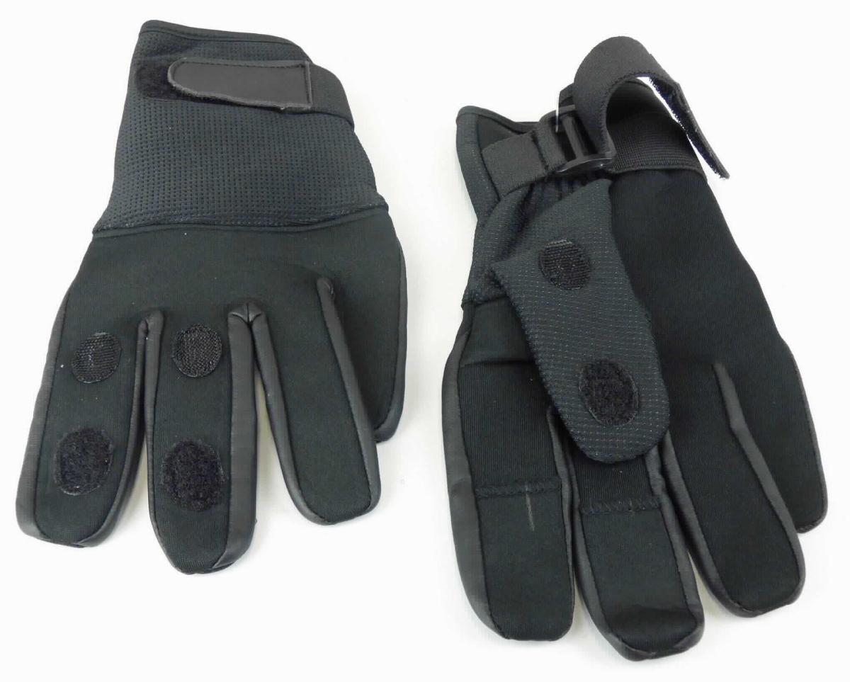 Fingerhandschuhe, sog. Fingerhandschuhe "Mesh", Größe L (10), Foto siehe Anlage,
- laut Antrag:
-- als Fünffingerhandschuhe gearbeitet,
-- mit einer Innenhand, der Innenseite des Daumens und der oberen Hälfte der Außenhand aus einem dreilagigen
   Flächenerzeugnis der Position 5906 mit einer Außen- und einer Innenlage aus Gewirken und einer Zwischenlage
   aus Zellkautschuk (sog. Neopren; Quadratmetergewicht augenscheinlich weniger als 1.500 Gramm), 
-- mit einer Außenseite des Daumens und der unteren Hälfte der Außenhand aus einfarbigen, strukturiert gewirkten
   Gewirken, 
-- mit Fingerzwischenräumen aus einem einfarbigen Gewirke der Position 5903, das auf der Außenseite mit einer 
   dünnen Folie aus Kunststoff (kein Zellkunststoff) versehen ist, 
-- alle Gewirke aus synthetischen Chemiefasern,
-- auf der Außenseite des Daumens, des Zeige- sowie des Mittelfingers jeweils mit einem ovalen Zuschnitt aus 
   einem Flausch- und einem Hakenband (Klettverschluss) versehen, mittels derer jeweils der obere Teil des 
   Daumens, des Zeige- bzw. des Mittelfingers umgeklappt und befestigt werden kann,
-- im Bereich des Handgelenks mit einem aufgenähten und mittels Klettverschluss fixierbaren, elastischen Band aus
   Gewebe ausgestattet.

"Fingerhandschuhe, aus Gewirken, andere als in der Unterposition 6116 10 genannte, aus synthetischen Chemiefasern"