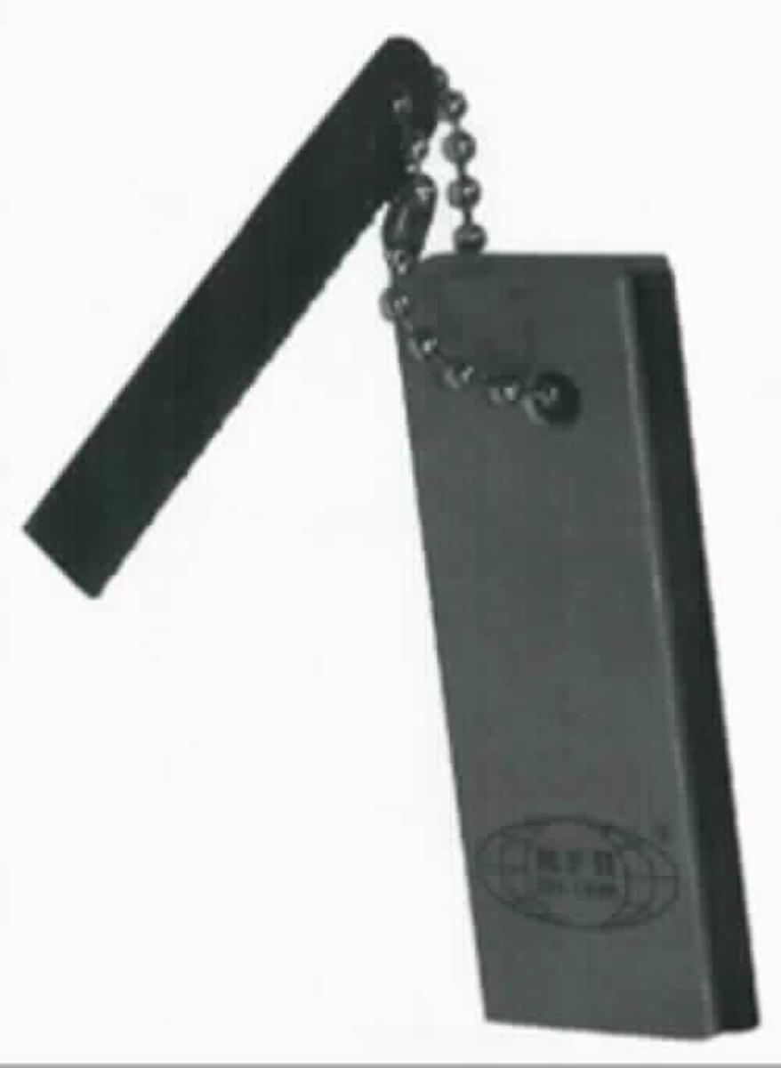 Angaben:
Feuerstarter "Professional"; Magnesium mit integriertem Feuerstahl und Schaber; 2tlg. mit Kette; ca. 7,5 x 3 x 1 cm; Zusammensetzung Feuerstahl: Lanthan, Cer, Kupfer, Eisen, Zink, Magnesium.

Befund:
Cer-Eisen und andere Zündmetall-Legierungen in jeder Form.

Zusammengesetzte Ware bei der im Sinne der AV 3b) der Feuerstein im Hinblick auf die Verwendung als charakterbestimmend angesehen wird.