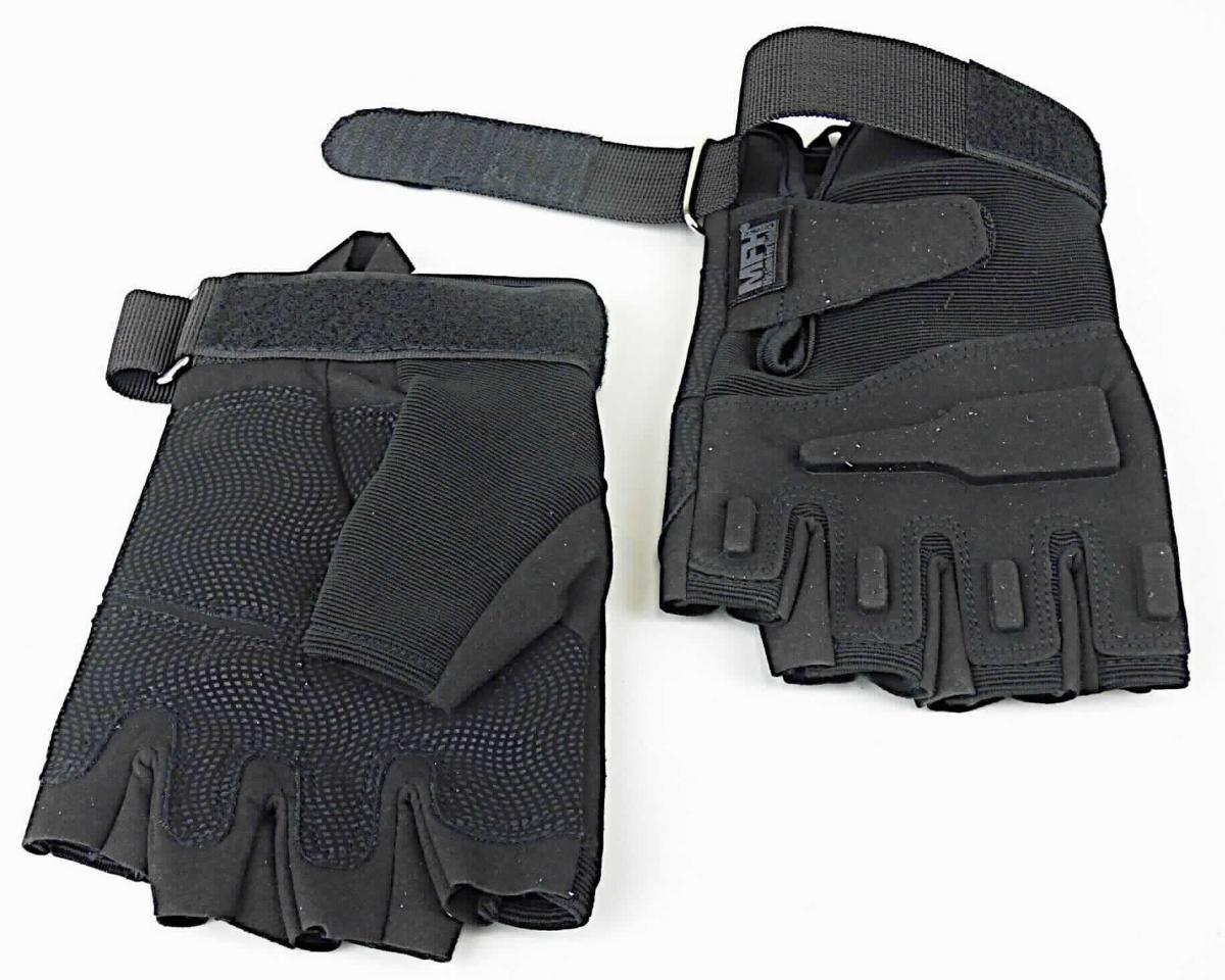 Fingerhandschuhe, sog. Tactical Handschuhe "Protect", ohne Finger, in Erwachsenengröße, Foto siehe Anlage,
- laut Antrag:
-- als Halbfingerhandschuhe gearbeitet,
-- Handinnenflächen, Fingerinnenseiten, Innenseiten der Daumen und Fingerzwischenräume: aus mit Bindemittel
   verfestigten Vliesstoffen aus synthetischen Chemiefasern (Meterware der Position 5603); auf der Hand- und
   Daumeninnenseite zusätzlich mit aufgenähten Zuschnitten aus gefärbten Gewirken der Position 5903, die auf 
   der Außenseite mit bloßem Auge wahrnehmbar mit Zellkunststoff überzogen sind; die Gewirke aus Spinnstoffen
   sind dicht und dicker (ca. 4/7 der Gesamtdicke) als der Zellkunststoff; sie dienen damit nicht nur der Verstärkung,
-- Handaußenflächen, Finger- und Daumenaußenseiten: aus einfarbigen Kuliergewirken aus Spinnstoffen; im
   Knöchelbereich und auf den Fingeraußenseiten mit aufgenähten Zuschnitten aus den oben genannten Vlies-
   stoffen, mit eingenähten, biegsamen Protektoren aus laut Antrag Silikon (sog. Knöchelschutz), 
-- am Handgelenk mit einem Gewebeband mit Metallöse und Klettverschlussriegel, auf dem Handrücken mit einem
   Klettverschluss sowie einem ca. 8 cm hochreichenden Seitenschlitz und an den Rändern mit einer Einfassung 
   aus Gewirke ausgestattet,
- im Hinblick auf den Umfang und die Verwendung als Einsatzhandschuhe sind die Vliesstoffe und die Gewirke 
  gleichermaßen von Bedeutung; somit verleiht keines der Flächenerzeugnisse den Handschuhen ihren wesent-
  lichen Charakter, sie sind daher der von den gleichermaßen in Betracht kommenden Positionen (6116 und 
  6216) in dieser Nomenklatur zuletzt genannten zuzuweisen.

"Fingerhandschuhe aus Vliesstoffen"
