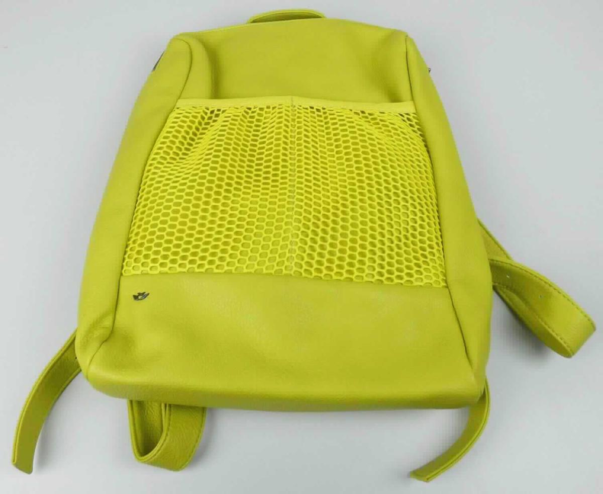 Rucksack, sog. Handtasche Melia Mesh Mix, Foto siehe Anlage,
- gemeinsam mit einem einfachen Beutel aus Spinnstoffen für den Einzelverkauf aufgemacht (der Beutel ist 
  in den Rucksack eingelegt); der Beutel ist geringwertig und im Hinblick auf die Verwendung als unbedeutend 
  zu betrachten, er ändert das Wesen der Hauptware nicht und ist deshalb wie diese einzureihen,
- mit einer Außenseite aus Kunststofffolie (narbenartig geprägt),
- mit einer Außenseite aus Spinnstoff im Bereich der aufgesetzten Einsteckfächer auf der Vorderseite,
- mit einem Tragegriff und mit zwei längenverstellbaren Rückentragegurten,
- mit einem entlang des oberen Rands verlaufenden Reißverschluss,
- innen mit einem eingesetzten Reißverschlussfach ausgestattet,
- in den Abmessungen: ca. 36 cm (Breite) x 34 cm (Höhe) x 10 cm (Tiefe).

"Rucksack, mit Außenseite aus Kunststofffolien"